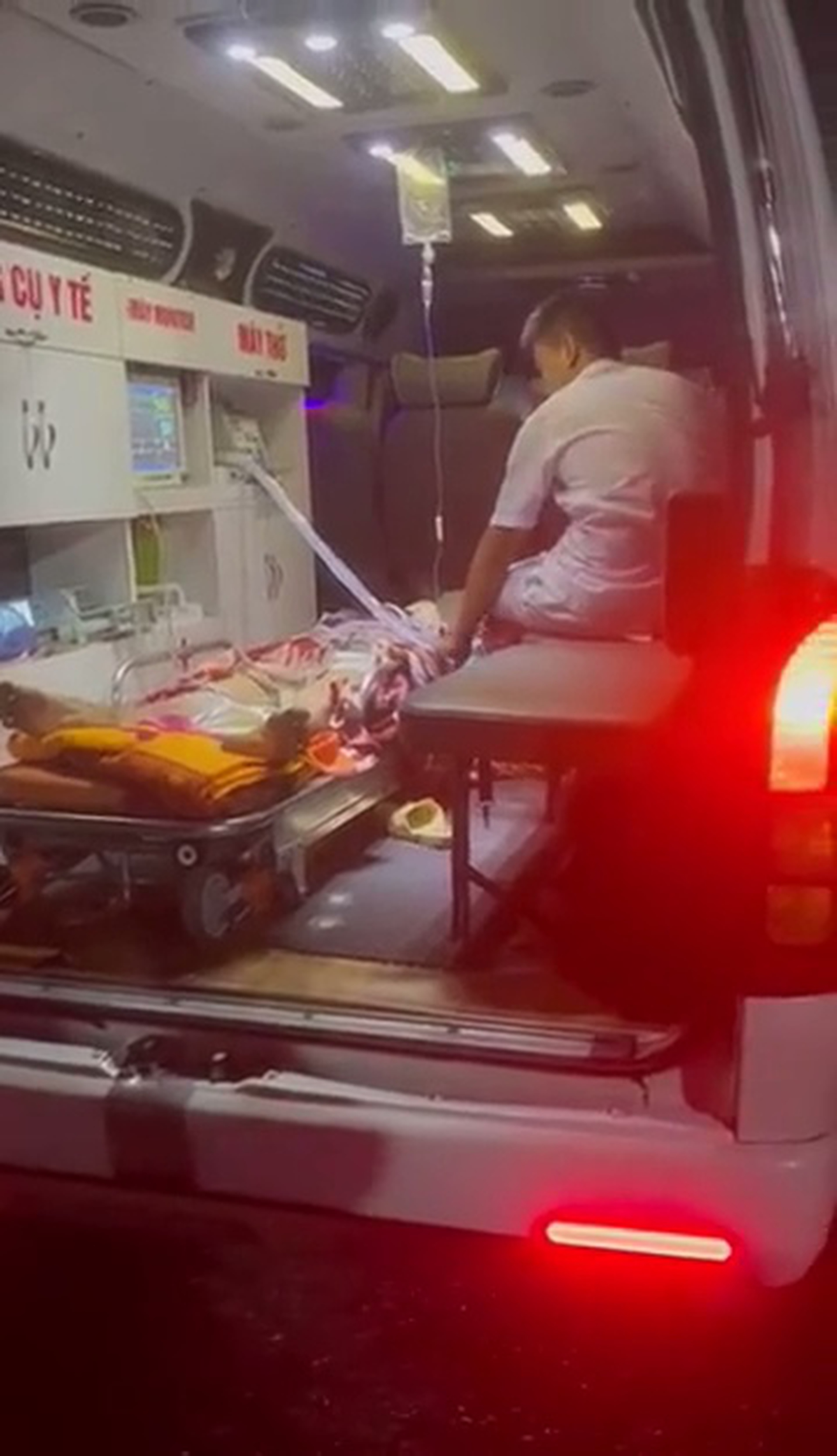 CSGT Đắk N&ocirc;ng l&yacute; giải việc dừng kiểm tra xe cứu thương - Ảnh 1.