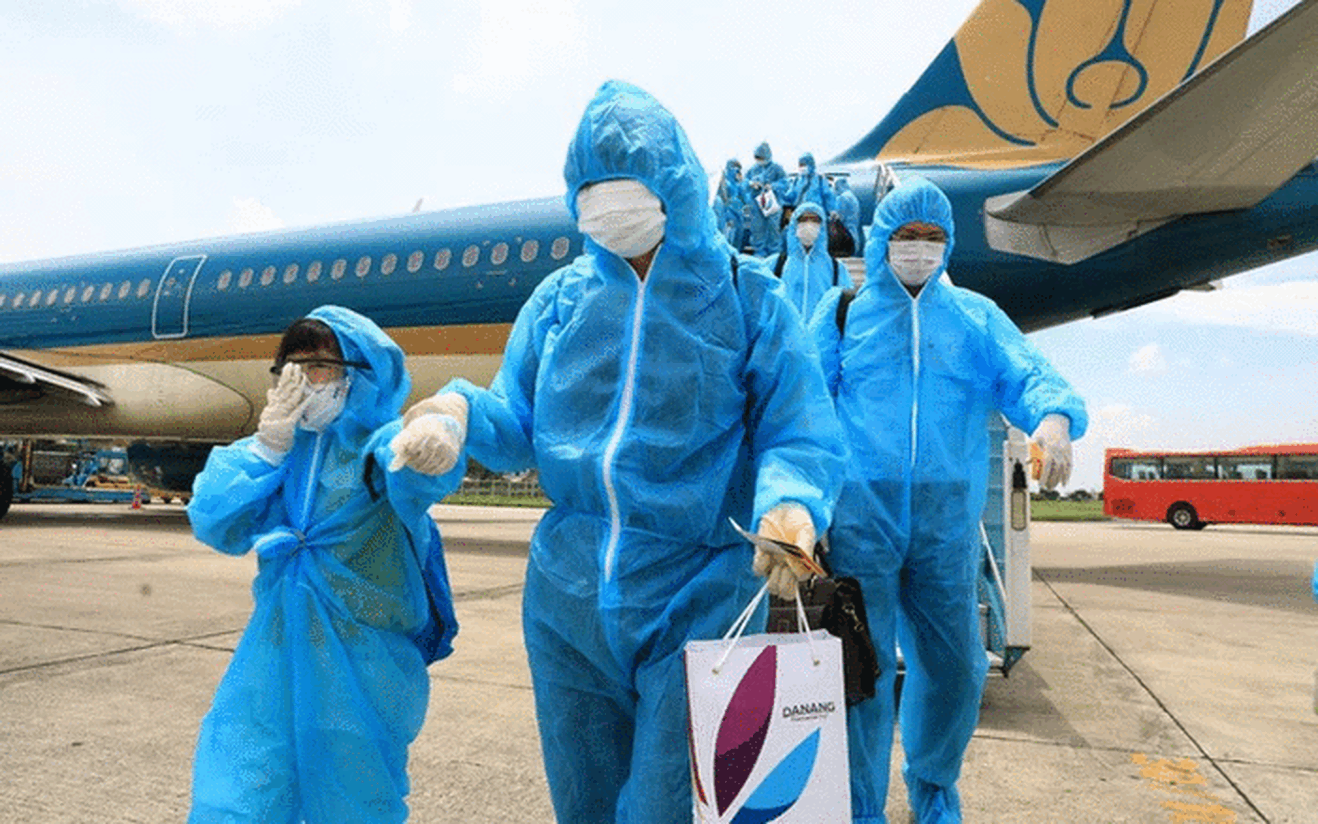 C&ocirc;ng d&acirc;n đi chuyến bay giải cứu c&oacute; được bồi thường? - Ảnh 1.