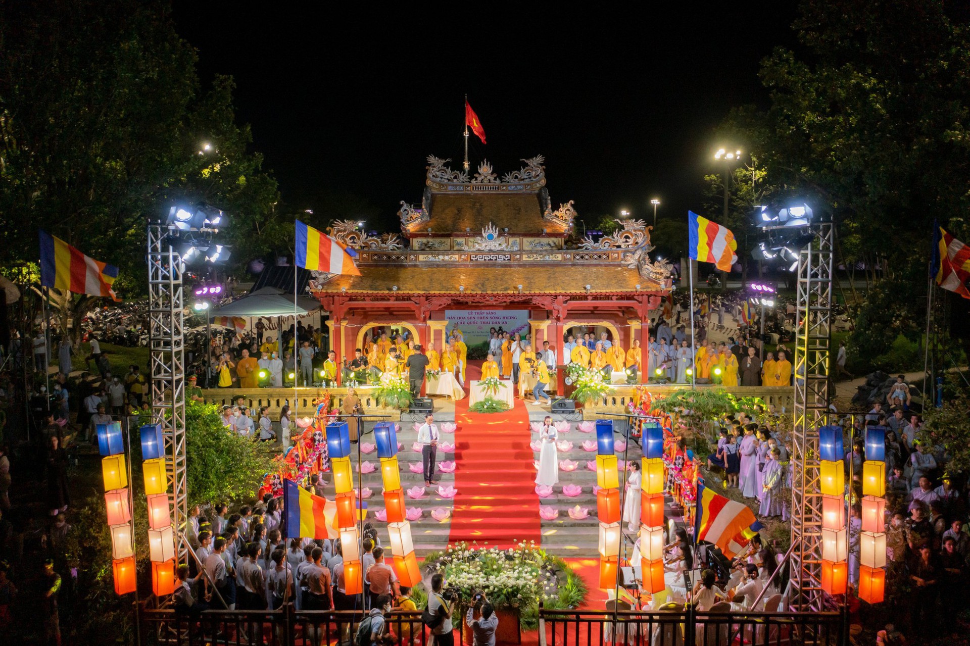 Huế thắp s&aacute;ng 7 đ&oacute;a hoa sen trong m&ugrave;a Phật đản - Ảnh 4.