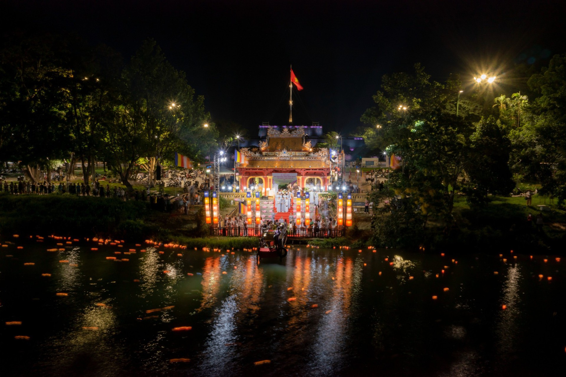 Huế thắp s&aacute;ng 7 đ&oacute;a hoa sen trong m&ugrave;a Phật đản - Ảnh 7.