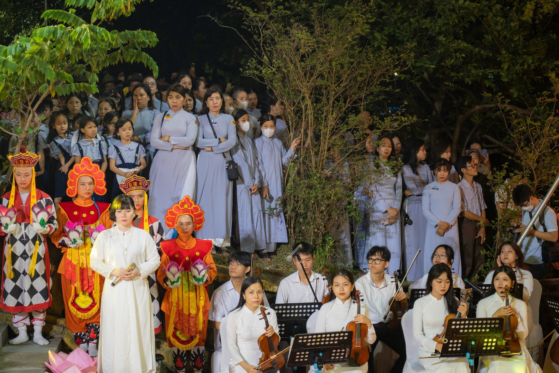 Huế thắp s&aacute;ng 7 đ&oacute;a hoa sen trong m&ugrave;a Phật đản - Ảnh 12.