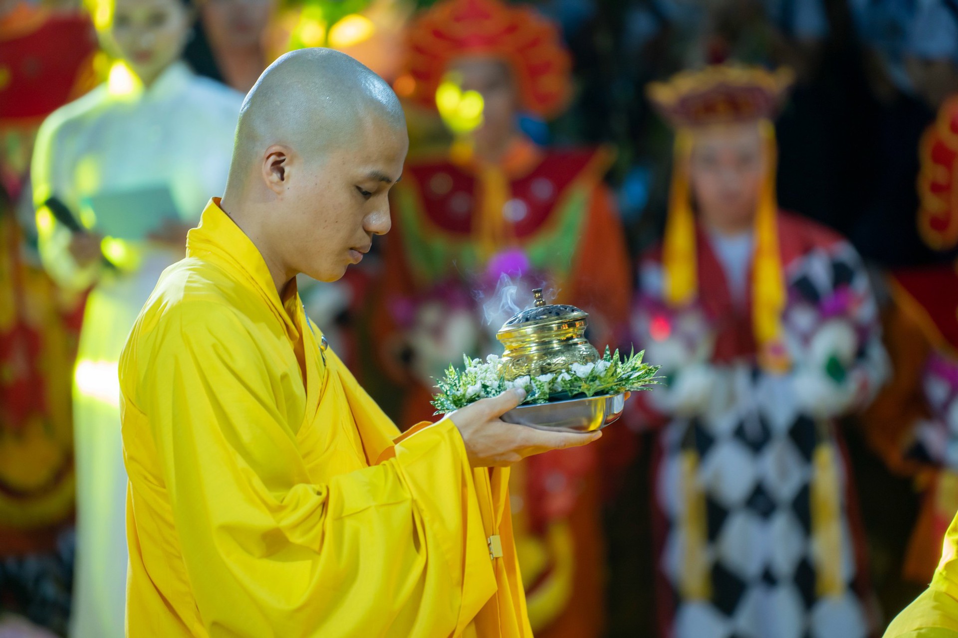 Huế thắp s&aacute;ng 7 đ&oacute;a hoa sen trong m&ugrave;a Phật đản - Ảnh 14.
