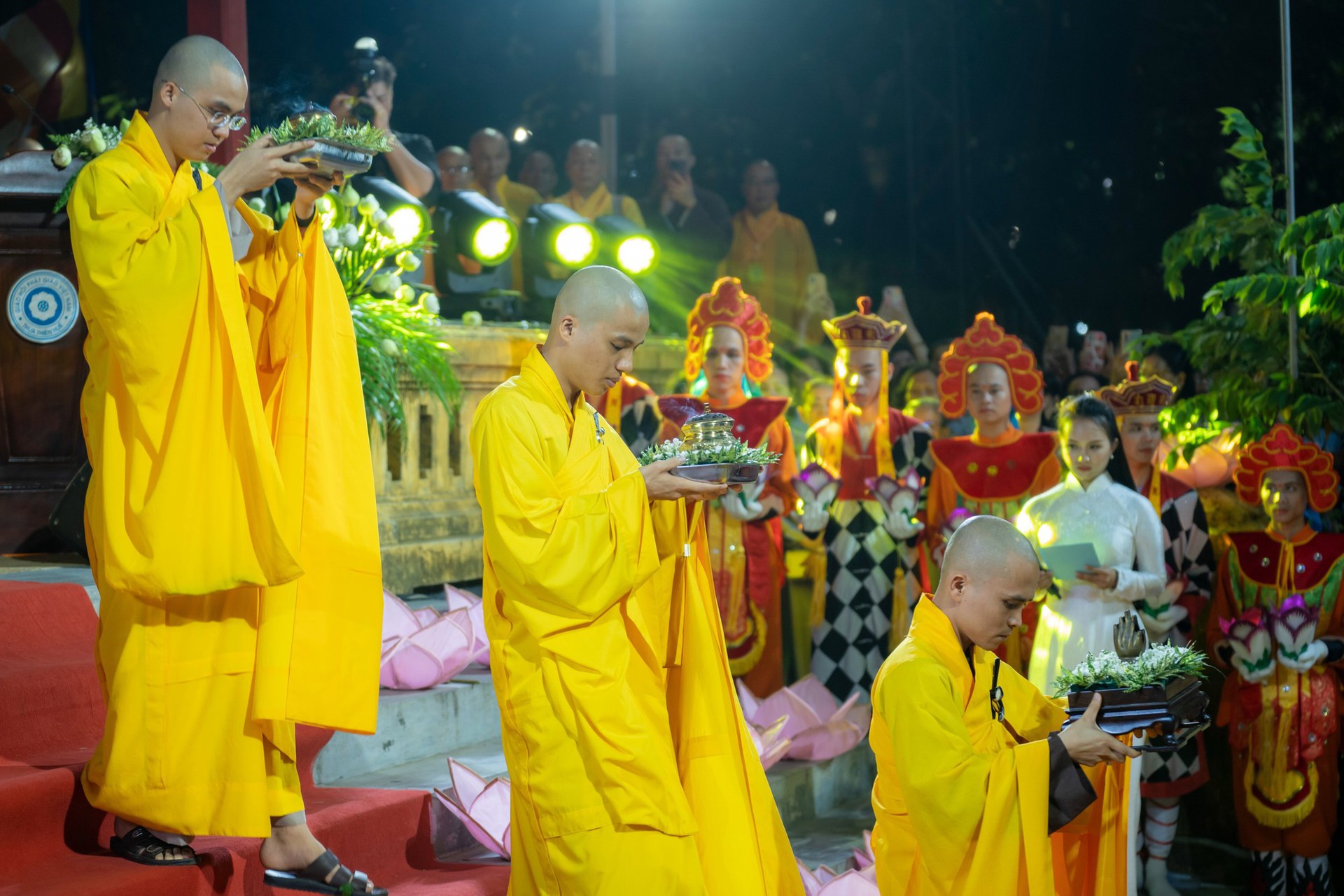 Huế thắp s&aacute;ng 7 đ&oacute;a hoa sen trong m&ugrave;a Phật đản - Ảnh 9.