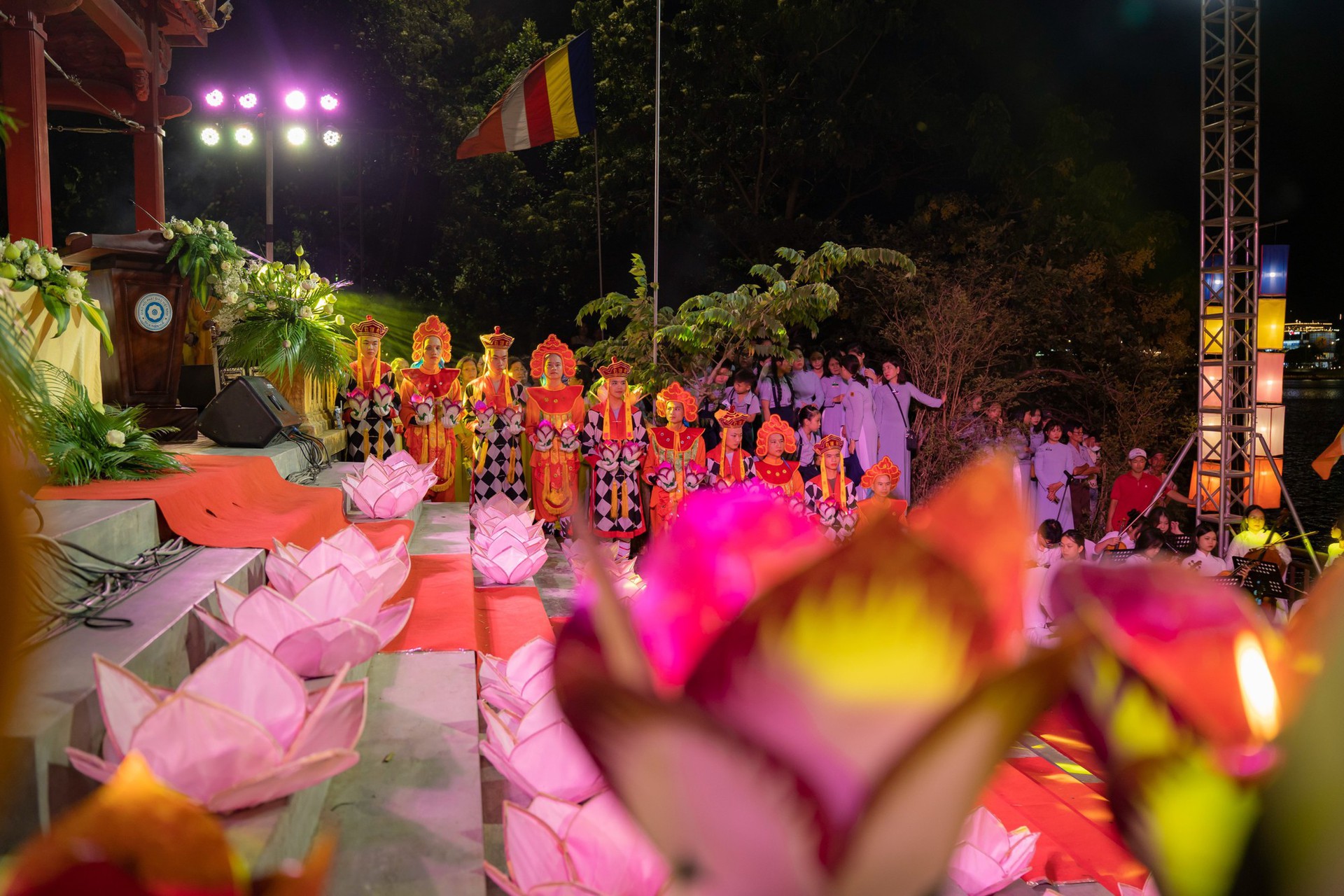 Huế thắp s&aacute;ng 7 đ&oacute;a hoa sen trong m&ugrave;a Phật đản - Ảnh 16.