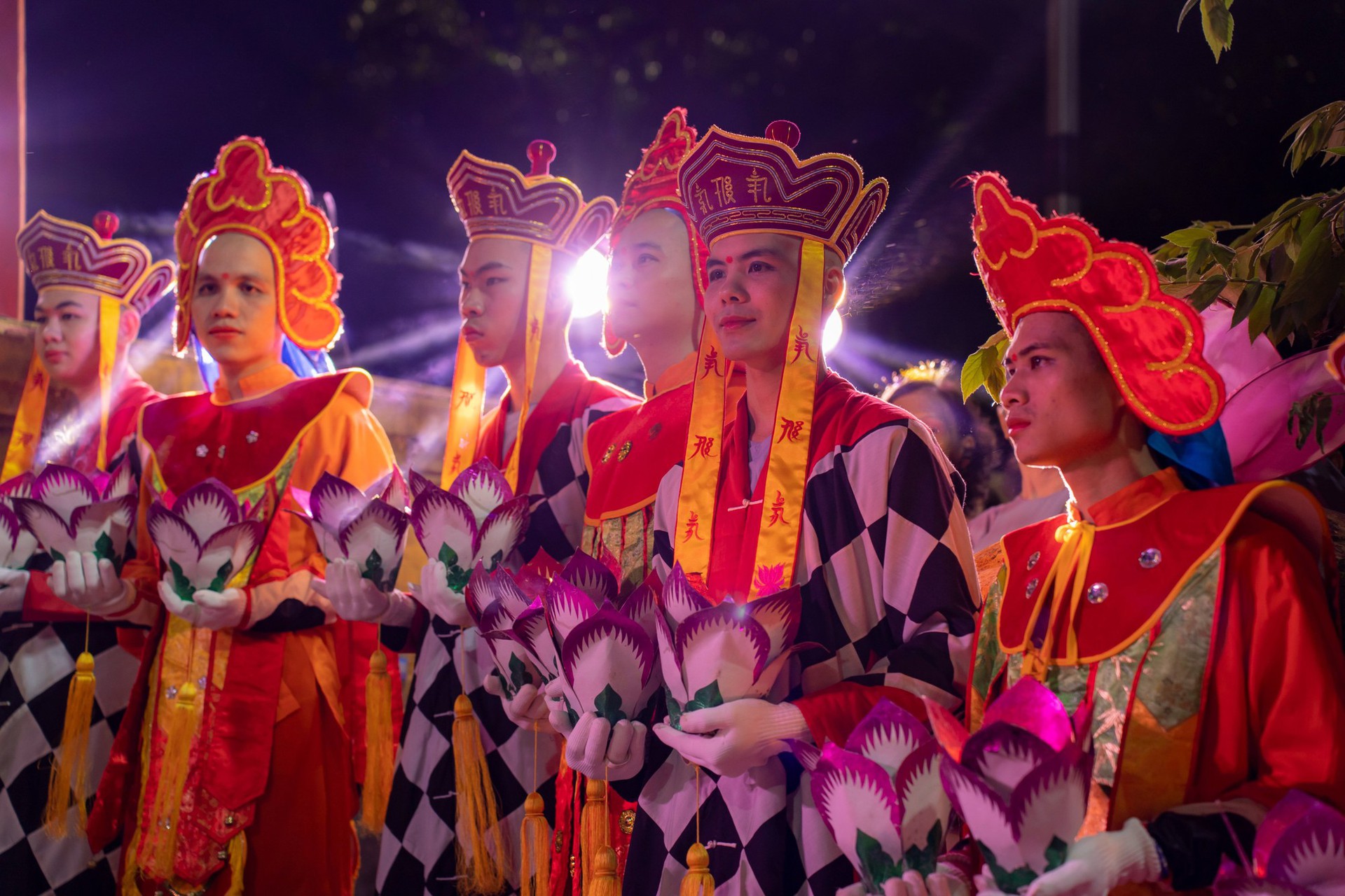 Huế thắp s&aacute;ng 7 đ&oacute;a hoa sen trong m&ugrave;a Phật đản - Ảnh 19.