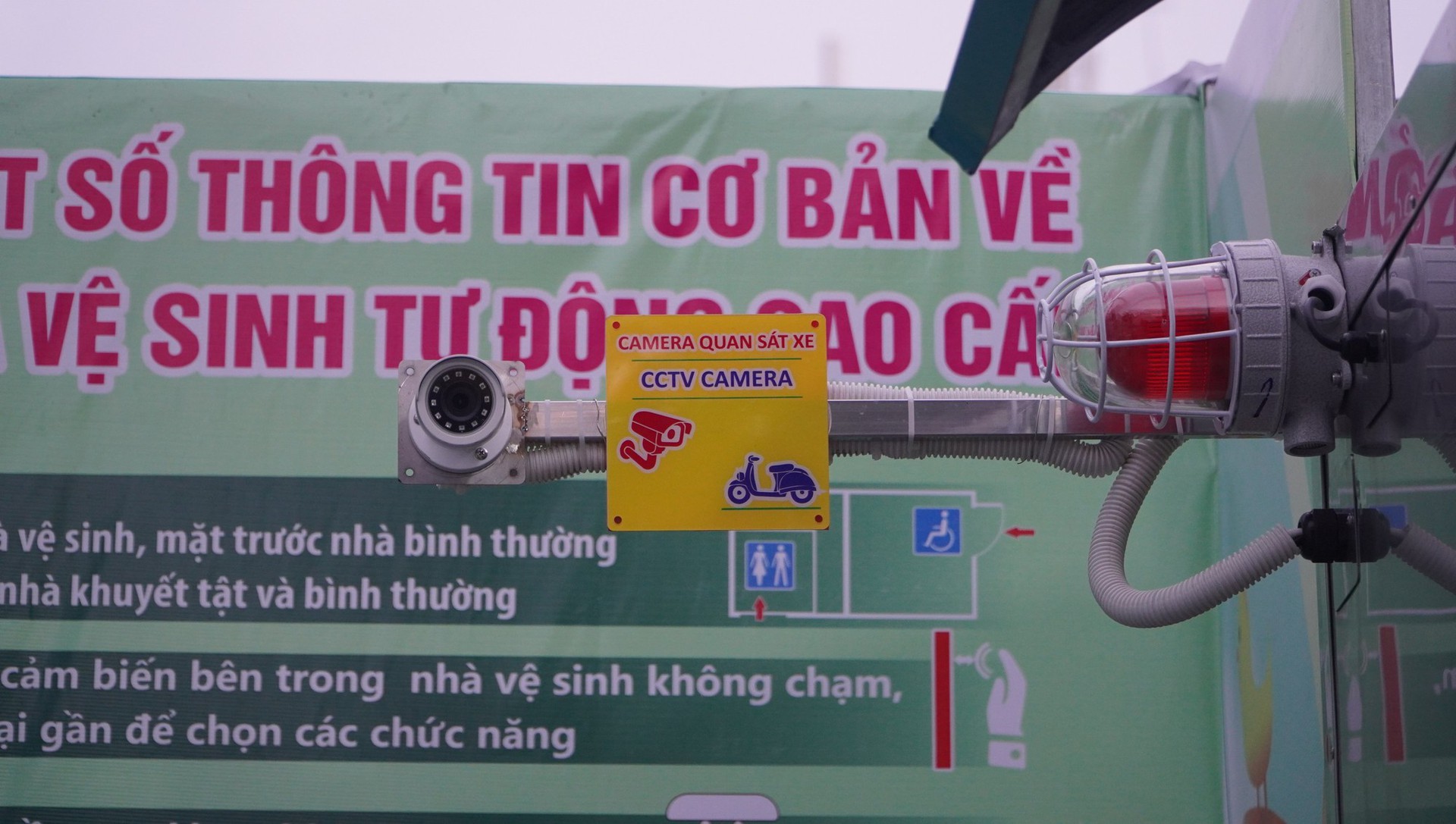 C&oacute; g&igrave; b&ecirc;n trong nh&agrave; vệ sinh c&ocirc;ng cộng th&ocirc;ng minh ở TP HCM? - Ảnh 10.