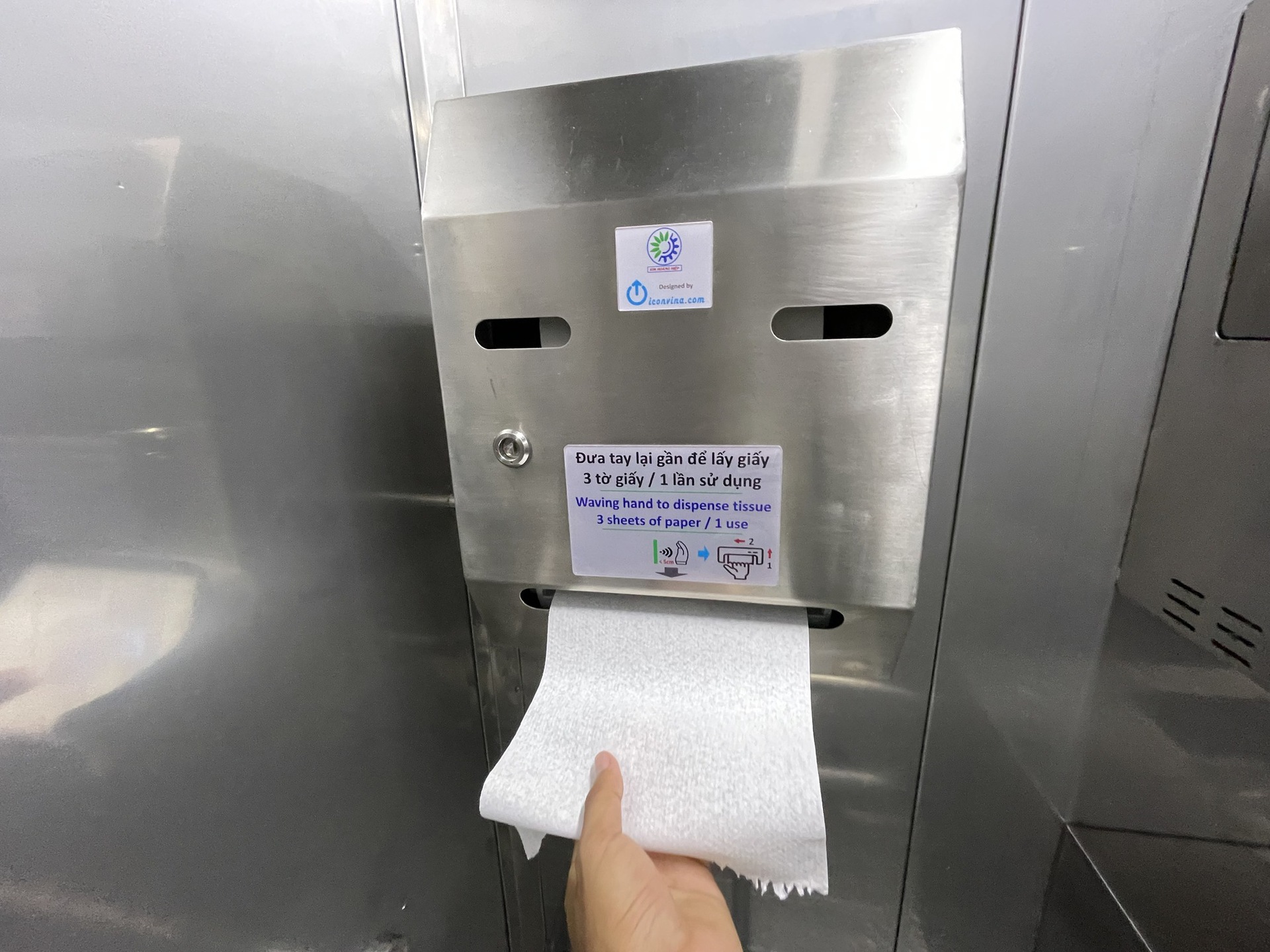C&oacute; g&igrave; b&ecirc;n trong nh&agrave; vệ sinh c&ocirc;ng cộng th&ocirc;ng minh ở TP HCM? - Ảnh 3.