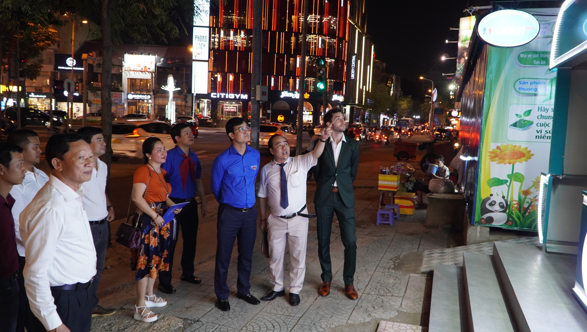 C&oacute; g&igrave; b&ecirc;n trong nh&agrave; vệ sinh c&ocirc;ng cộng th&ocirc;ng minh ở TP HCM? - Ảnh 7.