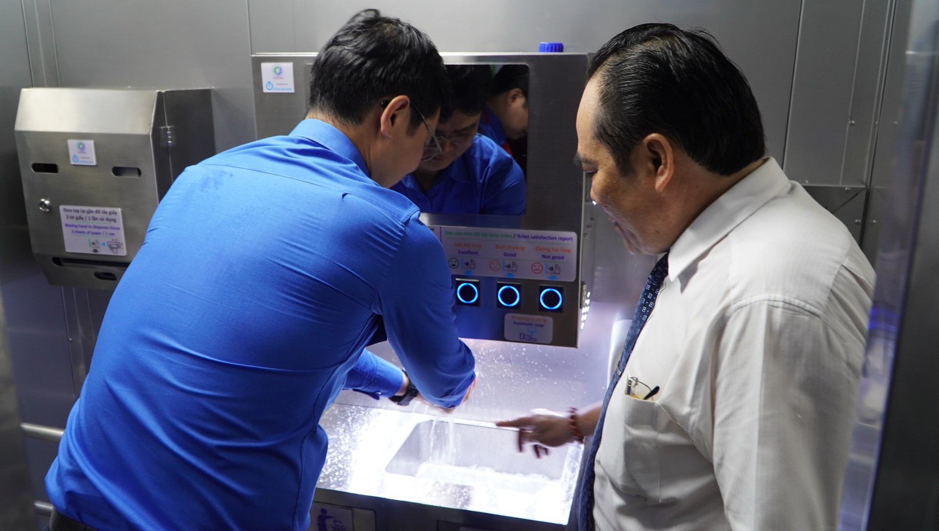 C&oacute; g&igrave; b&ecirc;n trong nh&agrave; vệ sinh c&ocirc;ng cộng th&ocirc;ng minh ở TP HCM? - Ảnh 6.