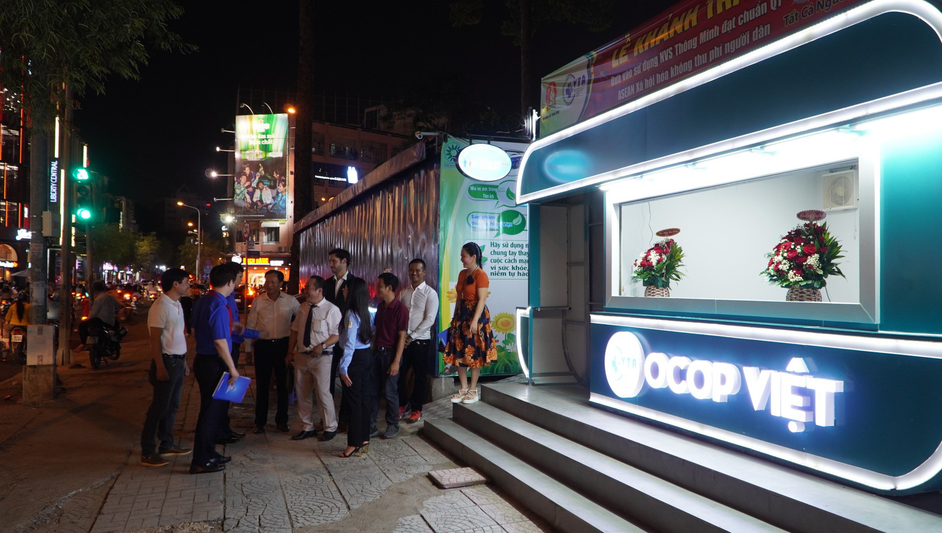 C&oacute; g&igrave; b&ecirc;n trong nh&agrave; vệ sinh c&ocirc;ng cộng th&ocirc;ng minh ở TP HCM? - Ảnh 1.