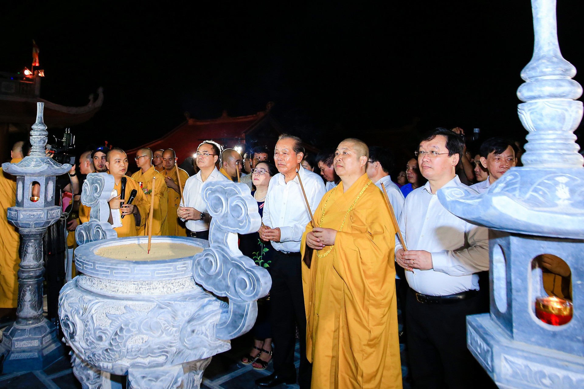 Đại lễ Phật đản, thắp nến cầu nguyện h&ograve;a b&igrave;nh tại ch&ugrave;a Đại Tuệ - Ảnh 1.