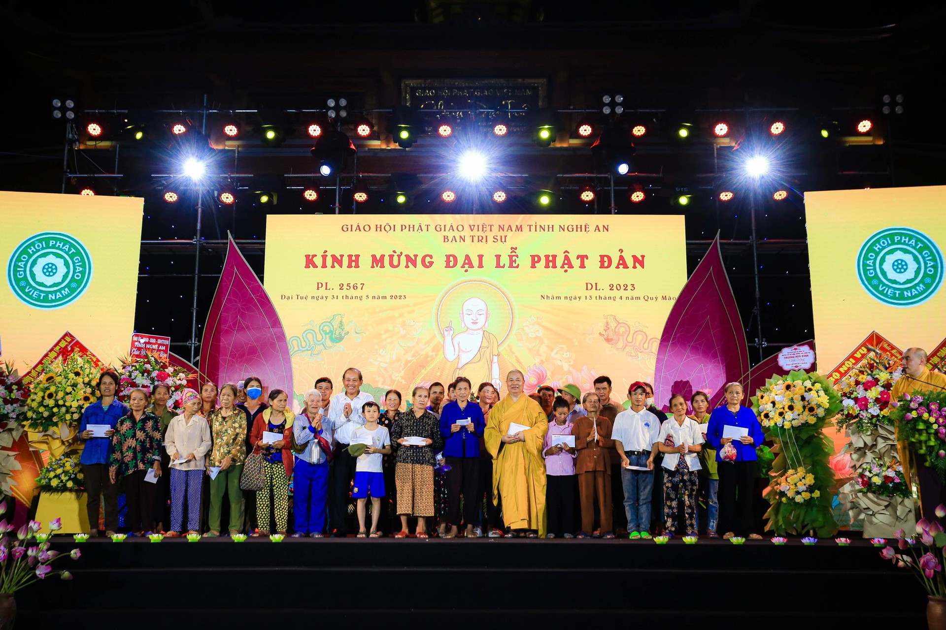 Đại lễ Phật đản, thắp nến cầu nguyện h&ograve;a b&igrave;nh tại ch&ugrave;a Đại Tuệ - Ảnh 3.