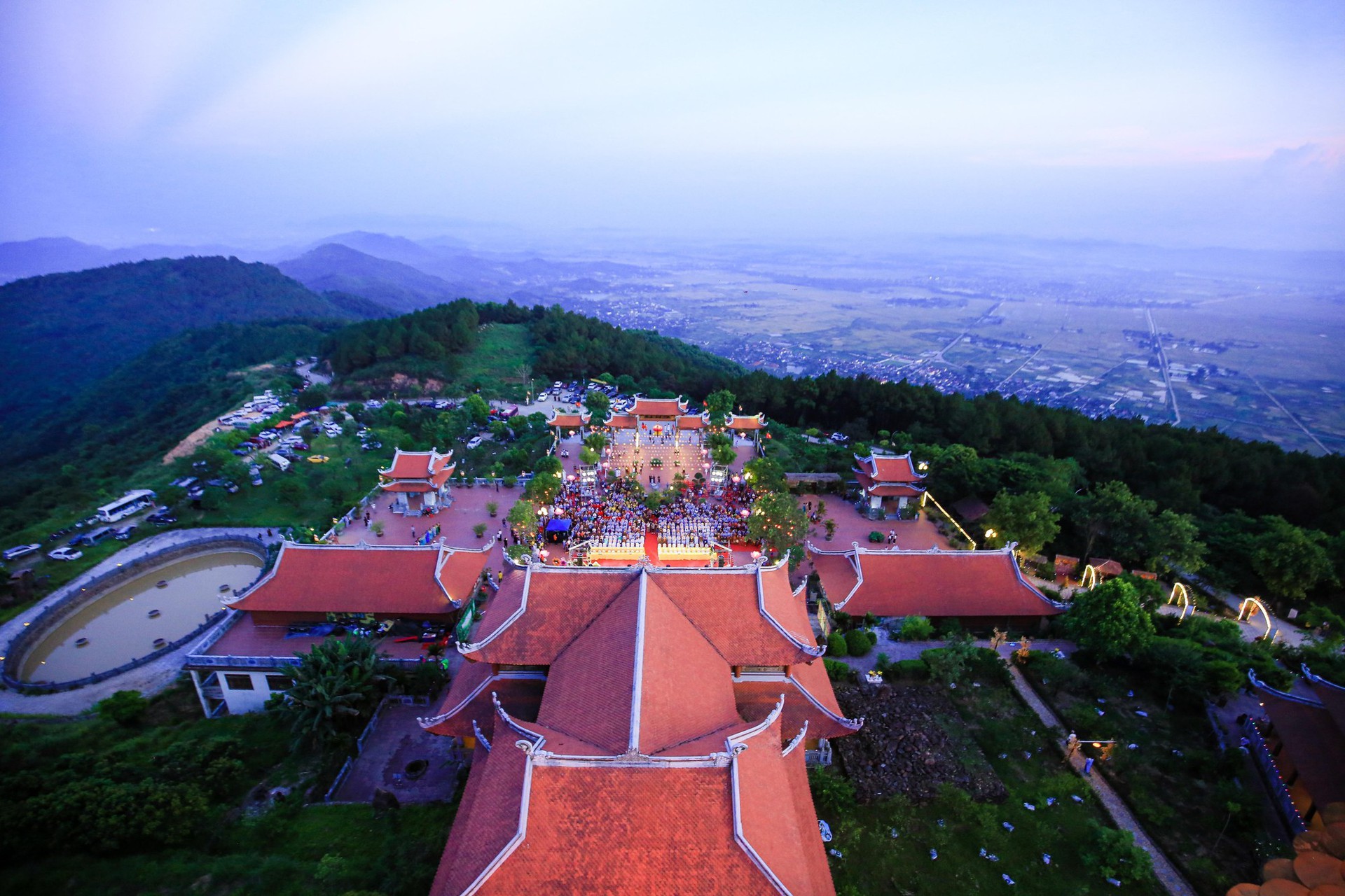 Đại lễ Phật đản, thắp nến cầu nguyện h&ograve;a b&igrave;nh tại ch&ugrave;a Đại Tuệ - Ảnh 5.