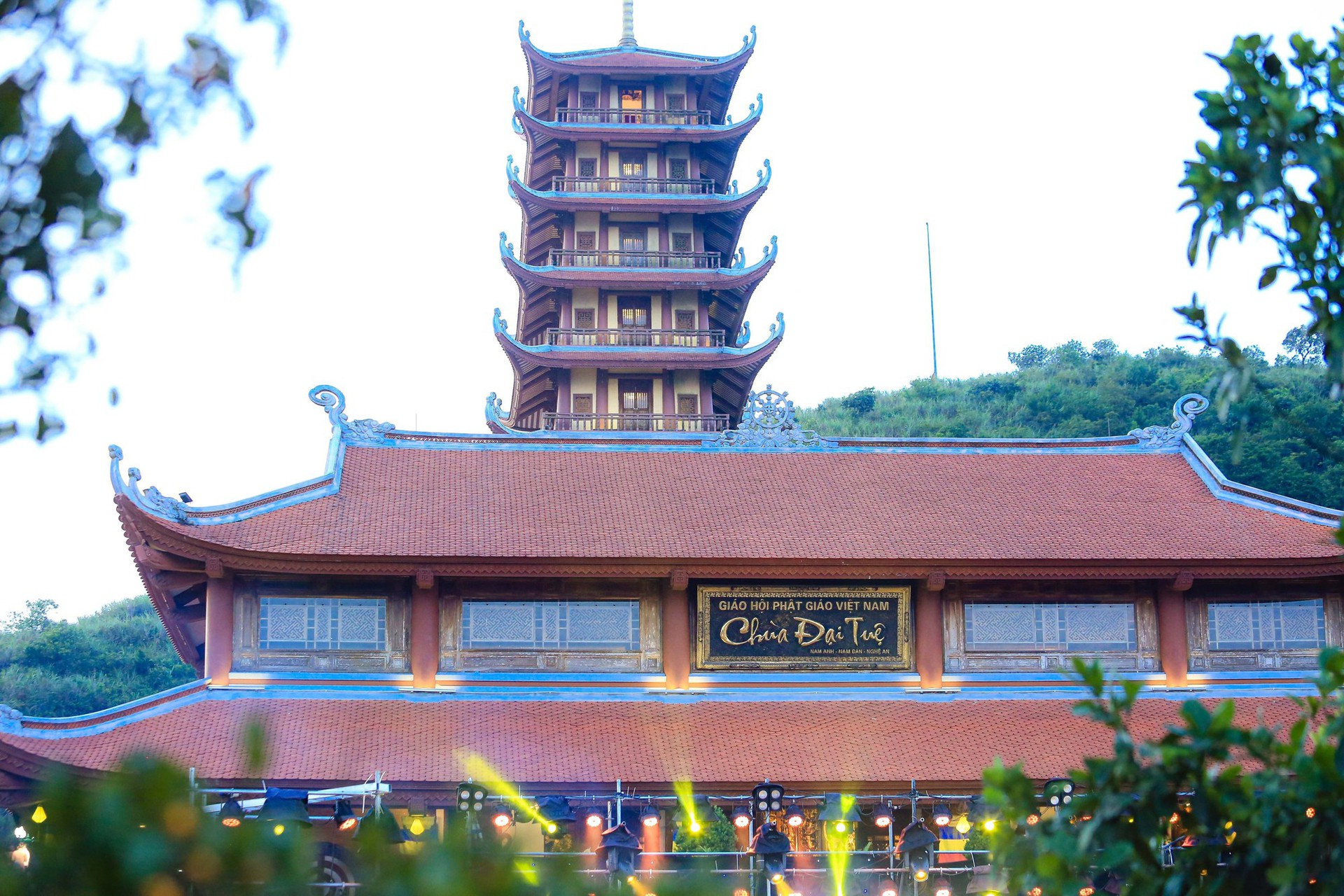 Đại lễ Phật đản, thắp nến cầu nguyện h&ograve;a b&igrave;nh tại ch&ugrave;a Đại Tuệ - Ảnh 4.