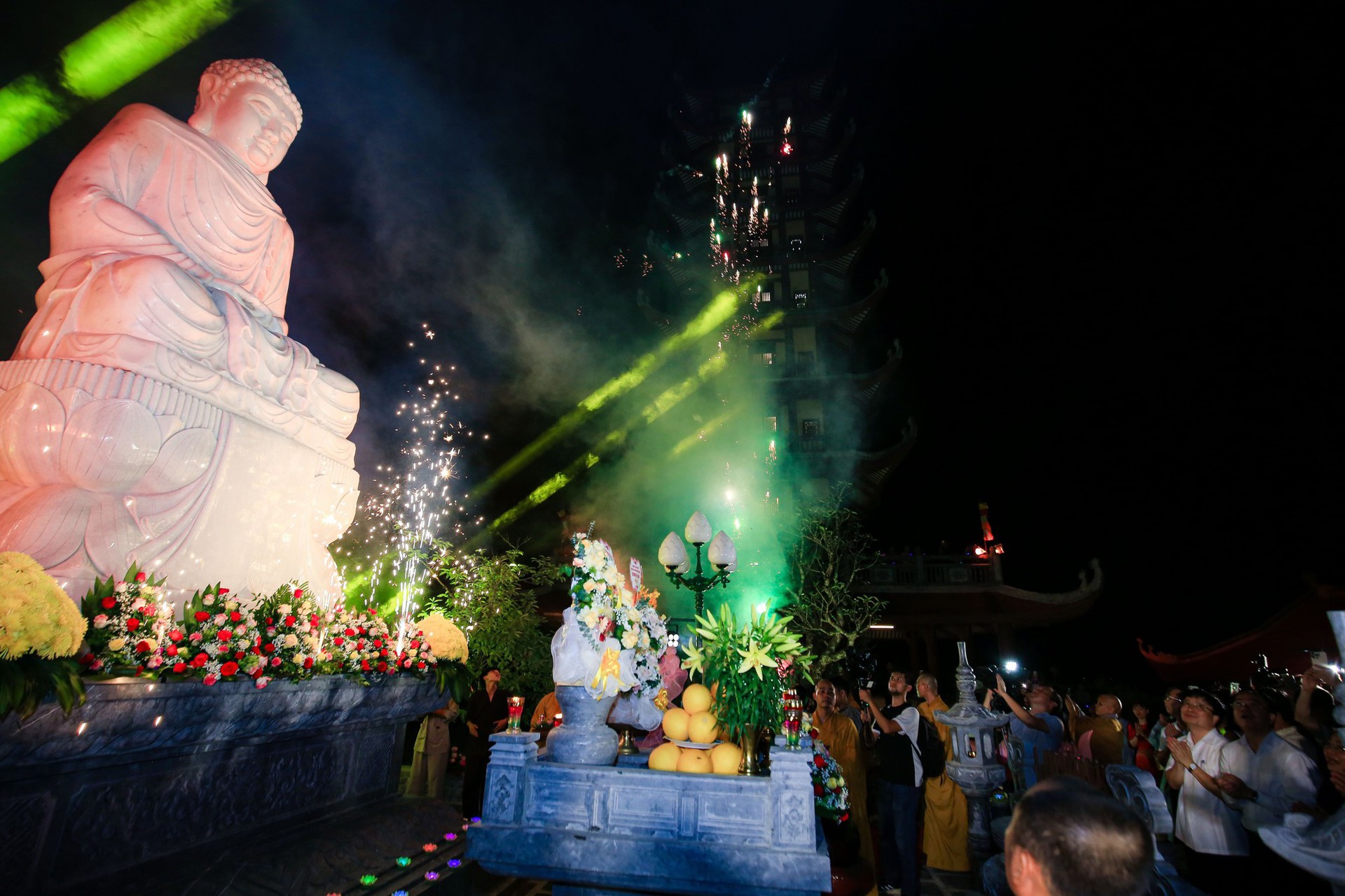Đại lễ Phật đản, thắp nến cầu nguyện h&ograve;a b&igrave;nh tại ch&ugrave;a Đại Tuệ - Ảnh 6.