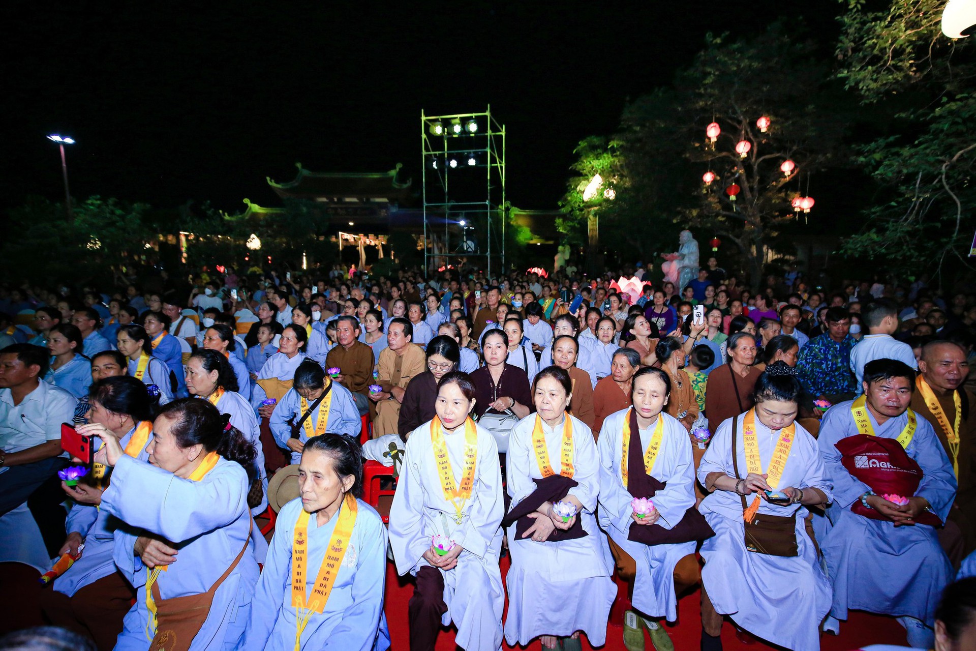 Đại lễ Phật đản, thắp nến cầu nguyện h&ograve;a b&igrave;nh tại ch&ugrave;a Đại Tuệ - Ảnh 7.
