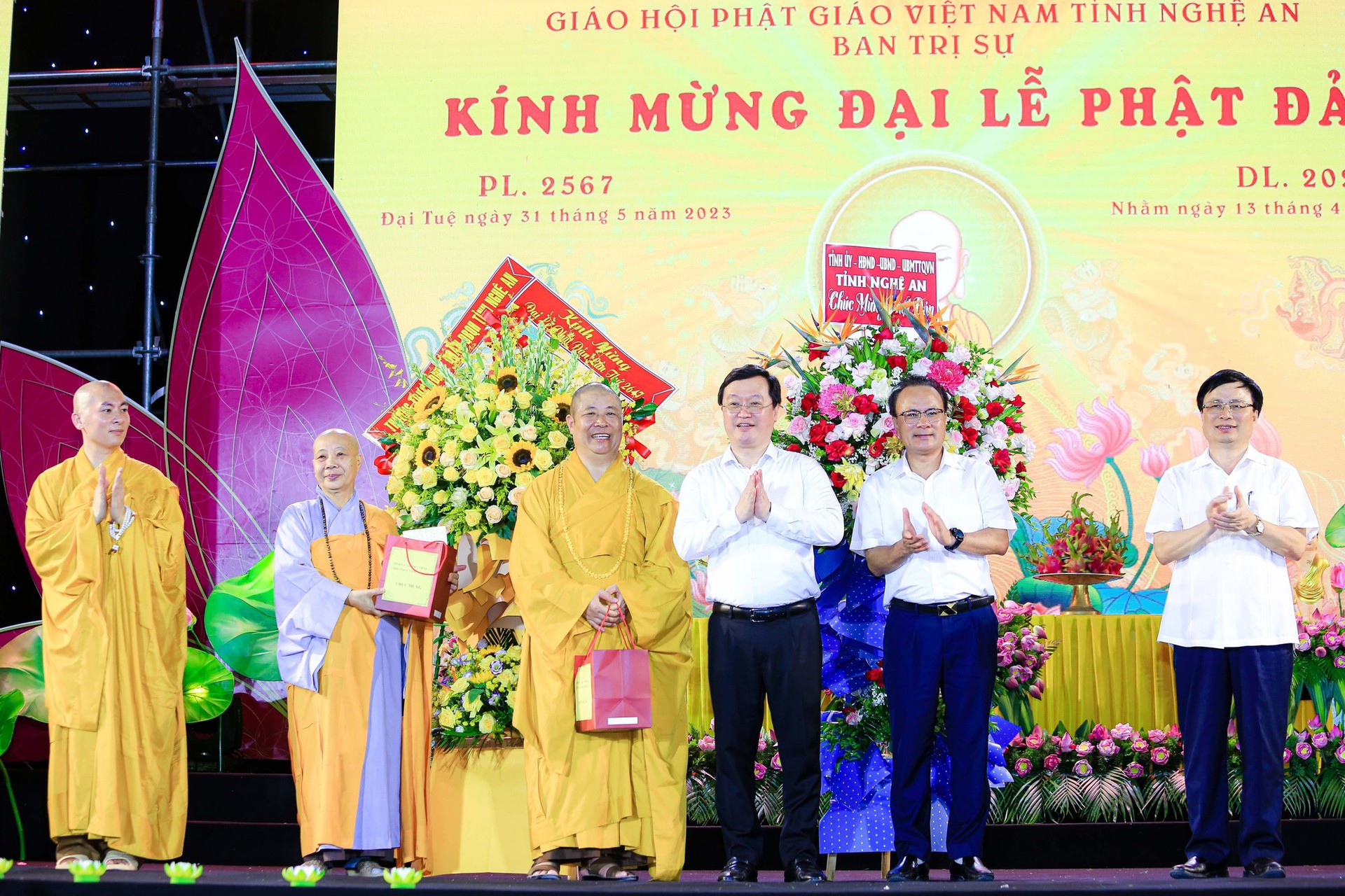 Đại lễ Phật đản, thắp nến cầu nguyện h&ograve;a b&igrave;nh tại ch&ugrave;a Đại Tuệ - Ảnh 9.