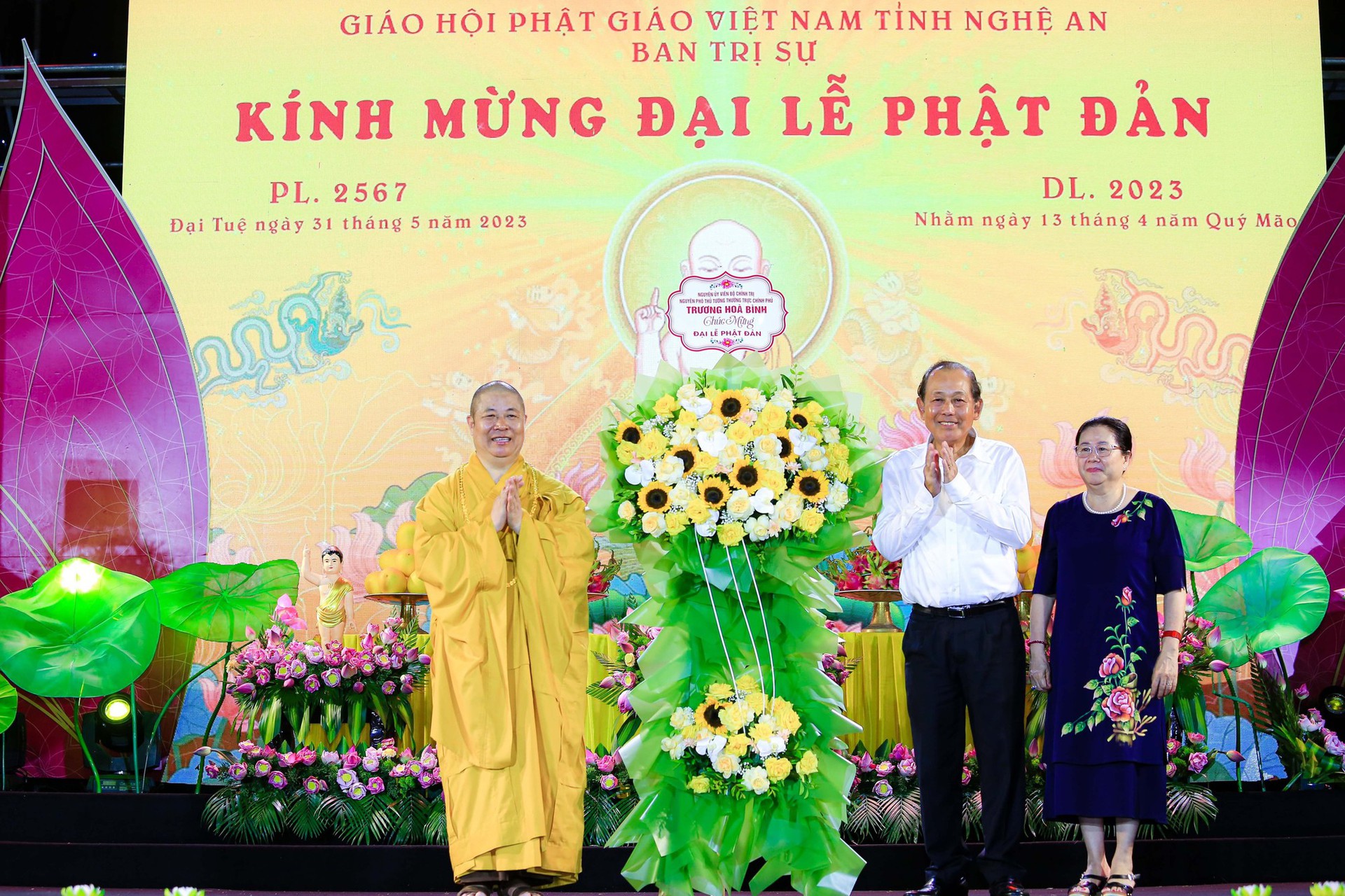 Đại lễ Phật đản, thắp nến cầu nguyện h&ograve;a b&igrave;nh tại ch&ugrave;a Đại Tuệ - Ảnh 10.