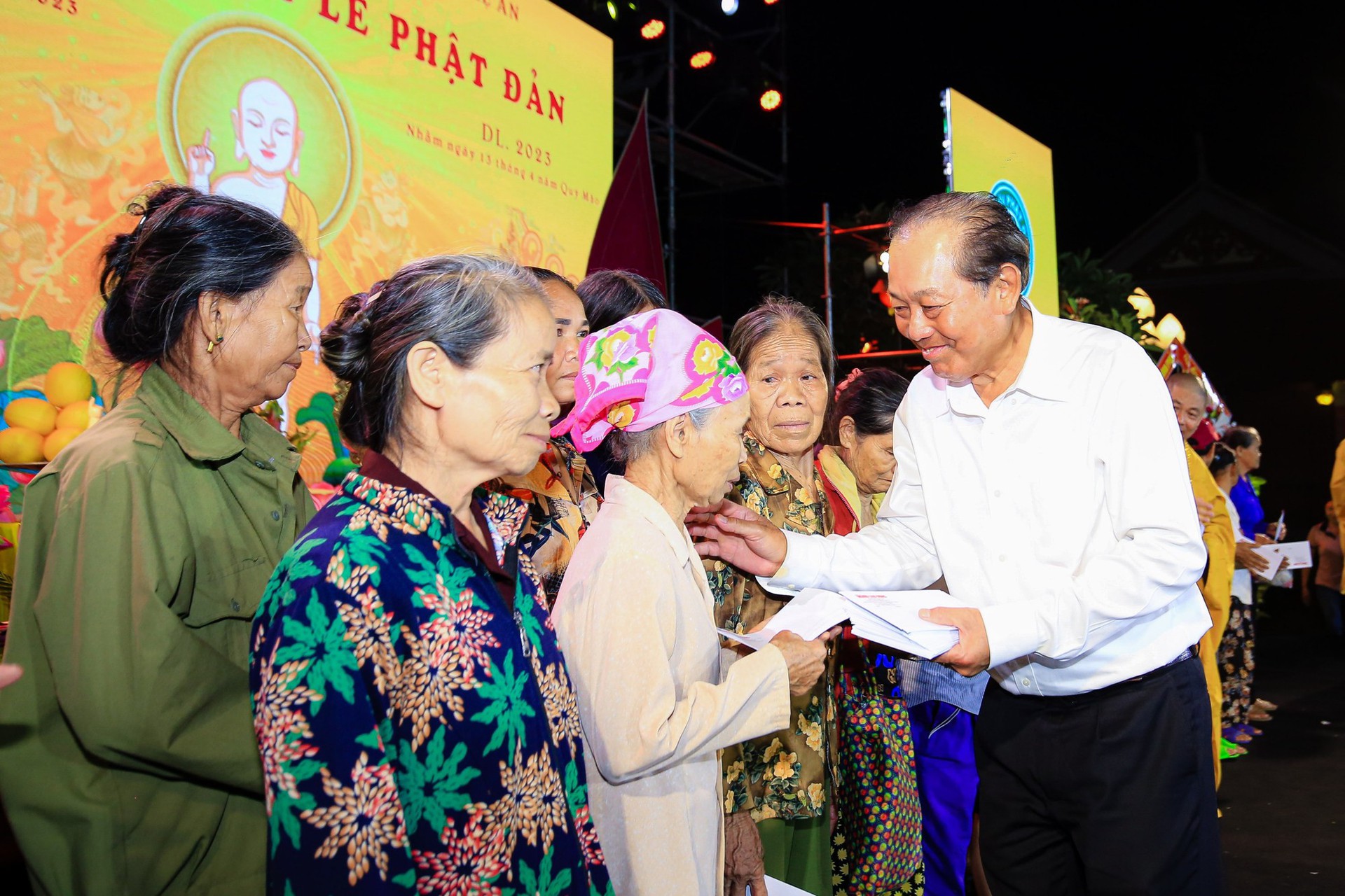 Đại lễ Phật đản, thắp nến cầu nguyện h&ograve;a b&igrave;nh tại ch&ugrave;a Đại Tuệ - Ảnh 11.