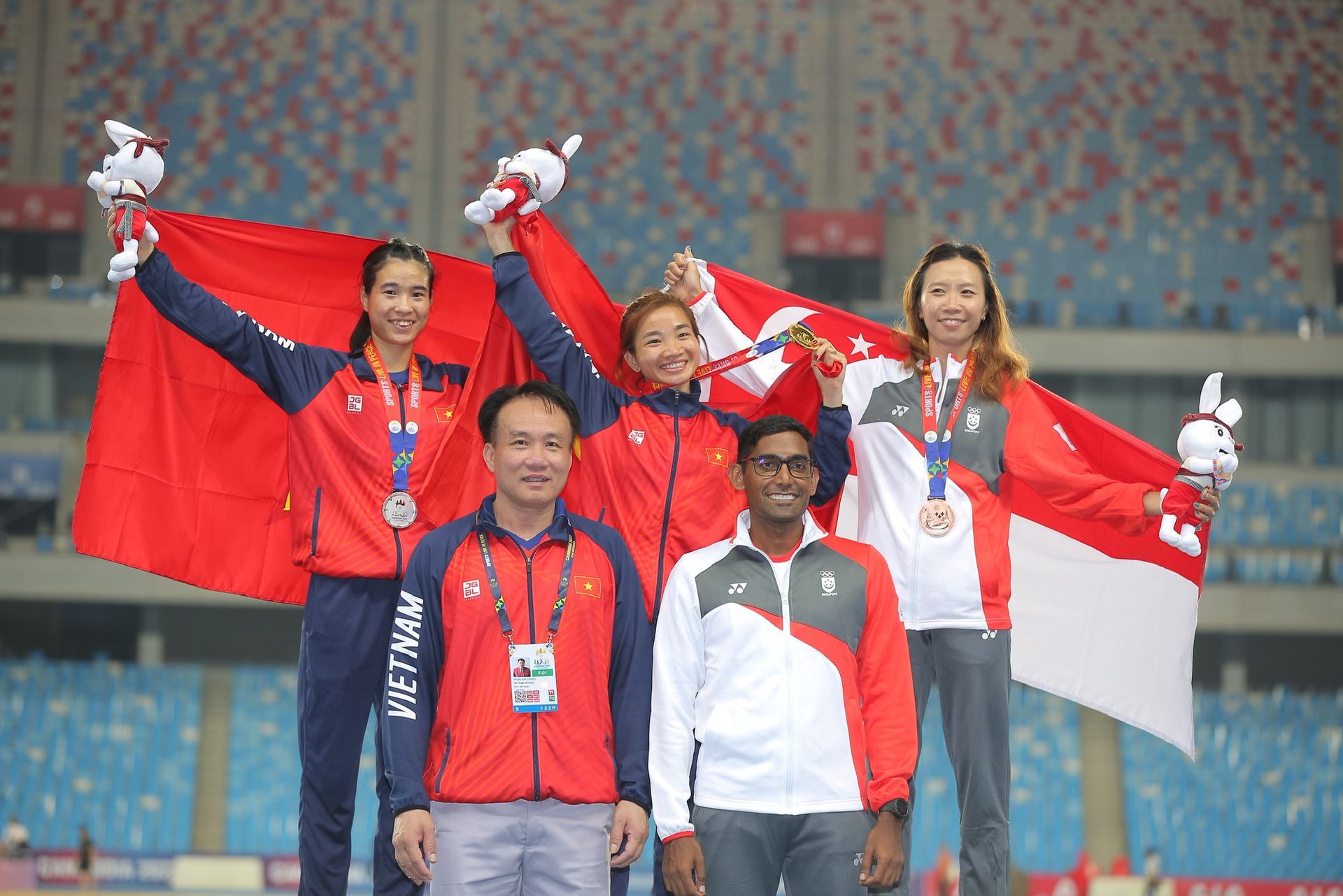 Si&ecirc;u nh&acirc;n Nguyễn Thị Oanh g&acirc;y chấn động đường chạy SEA Games - Ảnh 5.