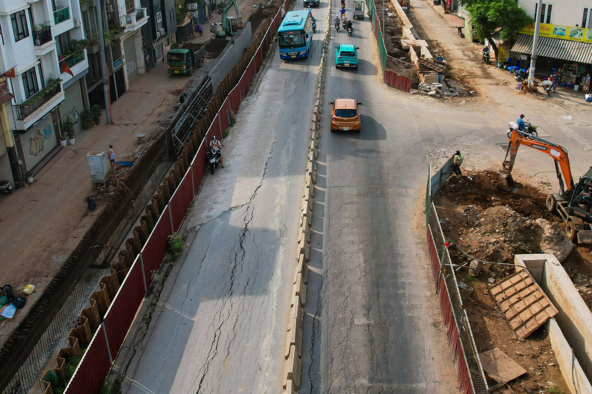 Mặt đường &Acirc;u Cơ nứt to&aacute;c khi thi c&ocirc;ng dự &aacute;n mở rộng đ&ecirc; - Ảnh 9.