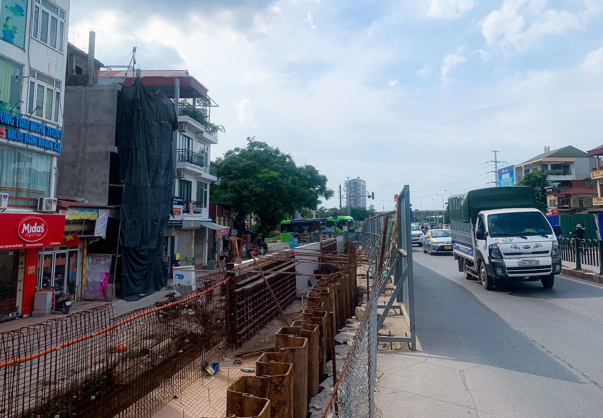 Mặt đường &Acirc;u Cơ nứt to&aacute;c khi thi c&ocirc;ng dự &aacute;n mở rộng đ&ecirc; - Ảnh 6.