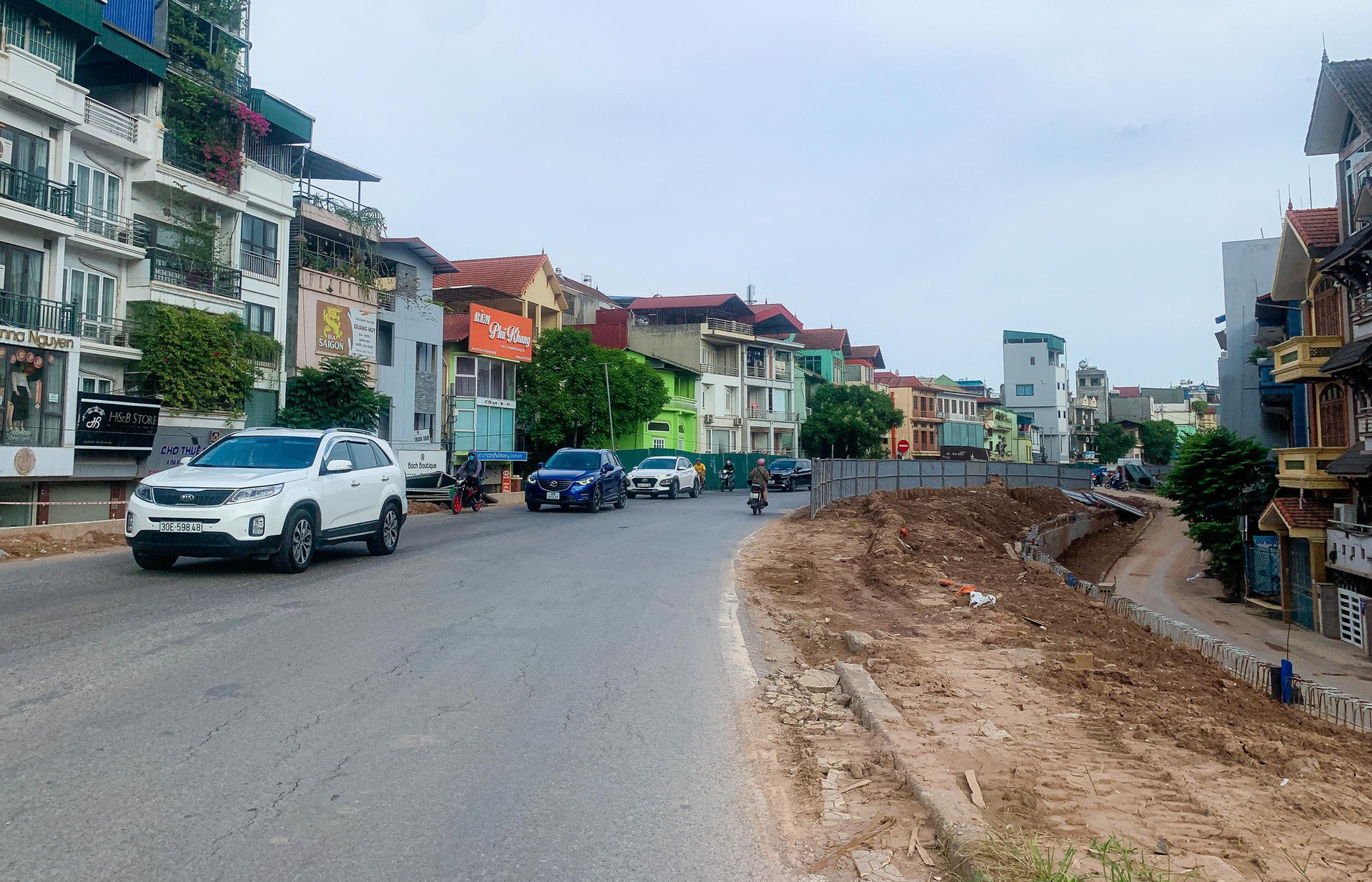 Mặt đường &Acirc;u Cơ nứt to&aacute;c khi thi c&ocirc;ng dự &aacute;n mở rộng đ&ecirc; - Ảnh 5.