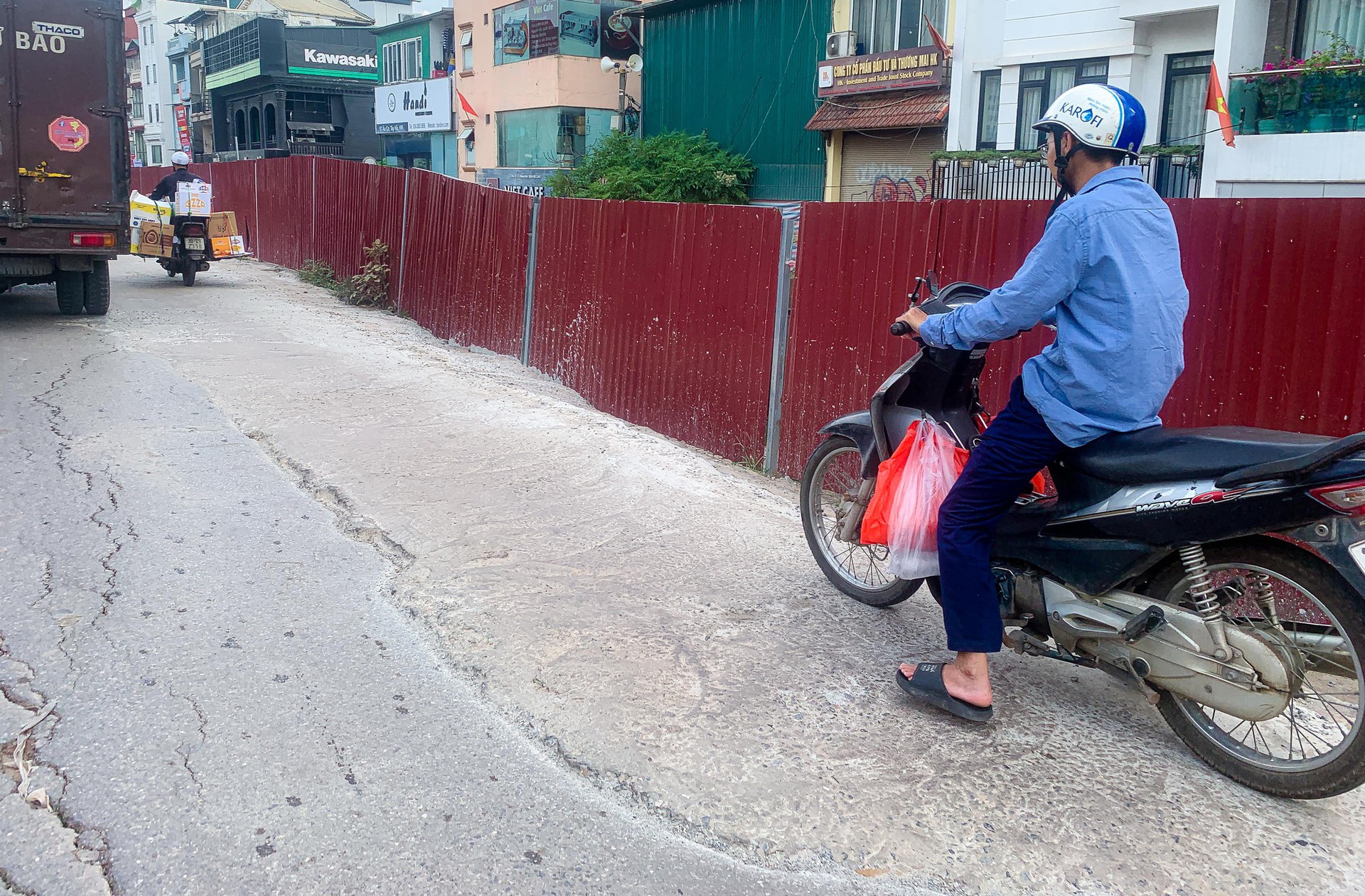 Mặt đường &Acirc;u Cơ nứt to&aacute;c khi thi c&ocirc;ng dự &aacute;n mở rộng đ&ecirc; - Ảnh 14.