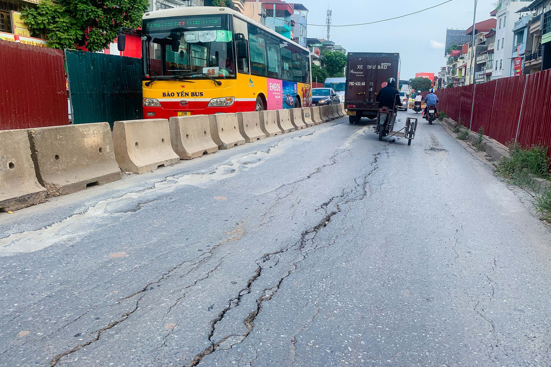 Mặt đường &Acirc;u Cơ nứt to&aacute;c khi thi c&ocirc;ng dự &aacute;n mở rộng đ&ecirc; - Ảnh 15.