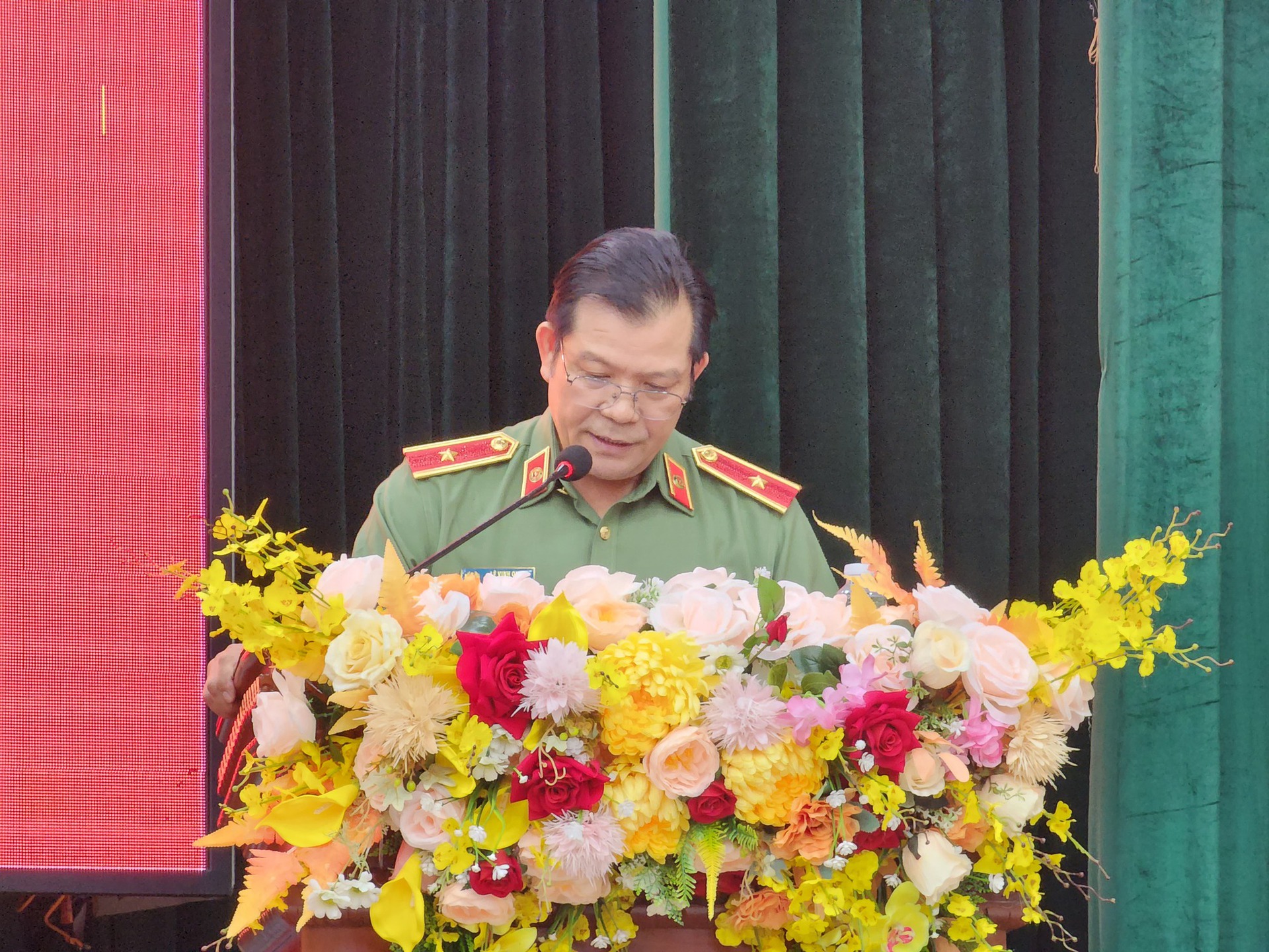 Thiếu tướng L&ecirc; Vinh Quy, Gi&aacute;m đốc C&ocirc;ng an tỉnh Đắk Lắk nghỉ hưu trước tuổi- Ảnh 2.