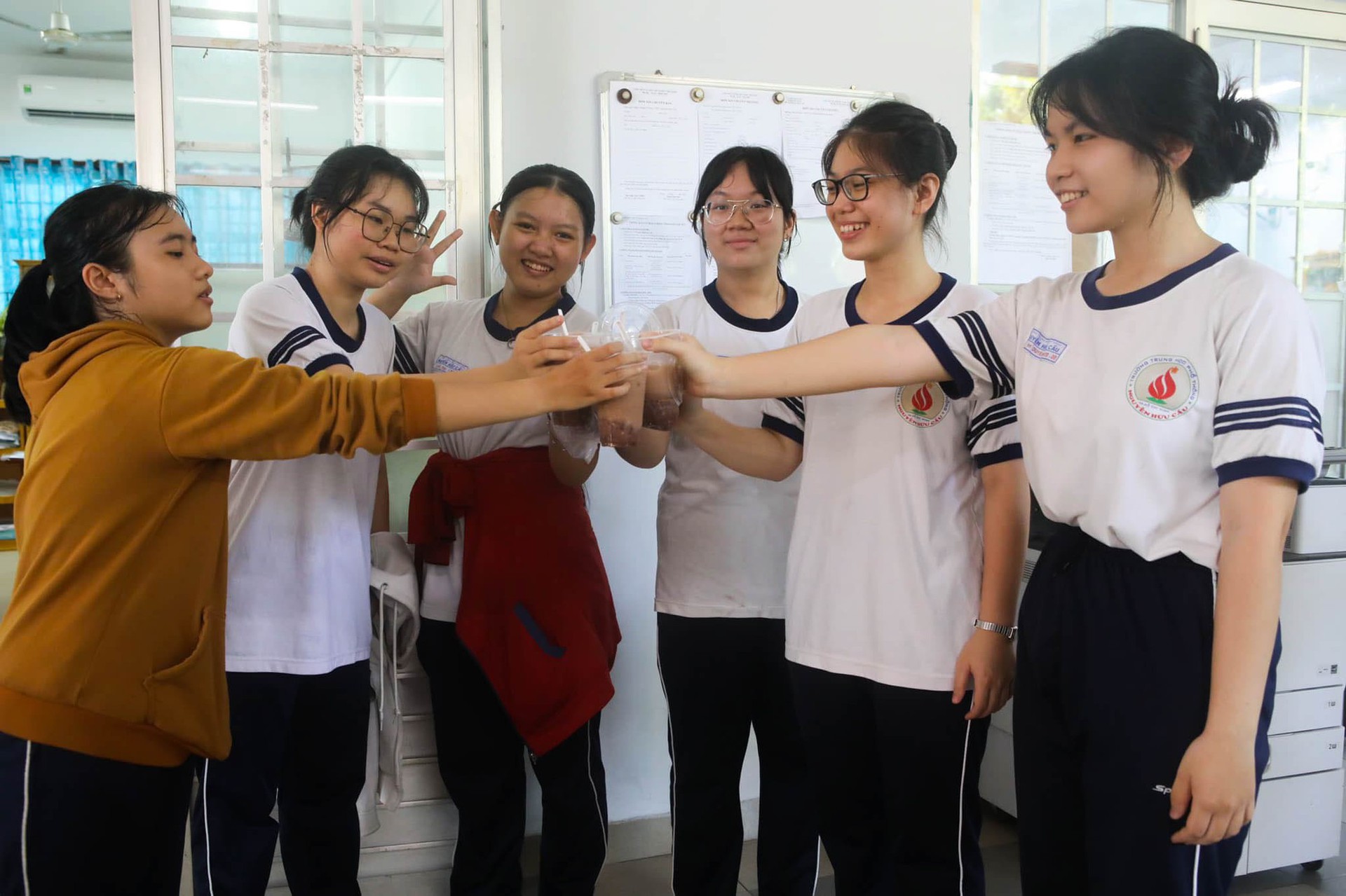 Thầy c&ocirc; nấu ch&egrave; may mắn cho học sinh trước kỳ thi THPT - Ảnh 6.