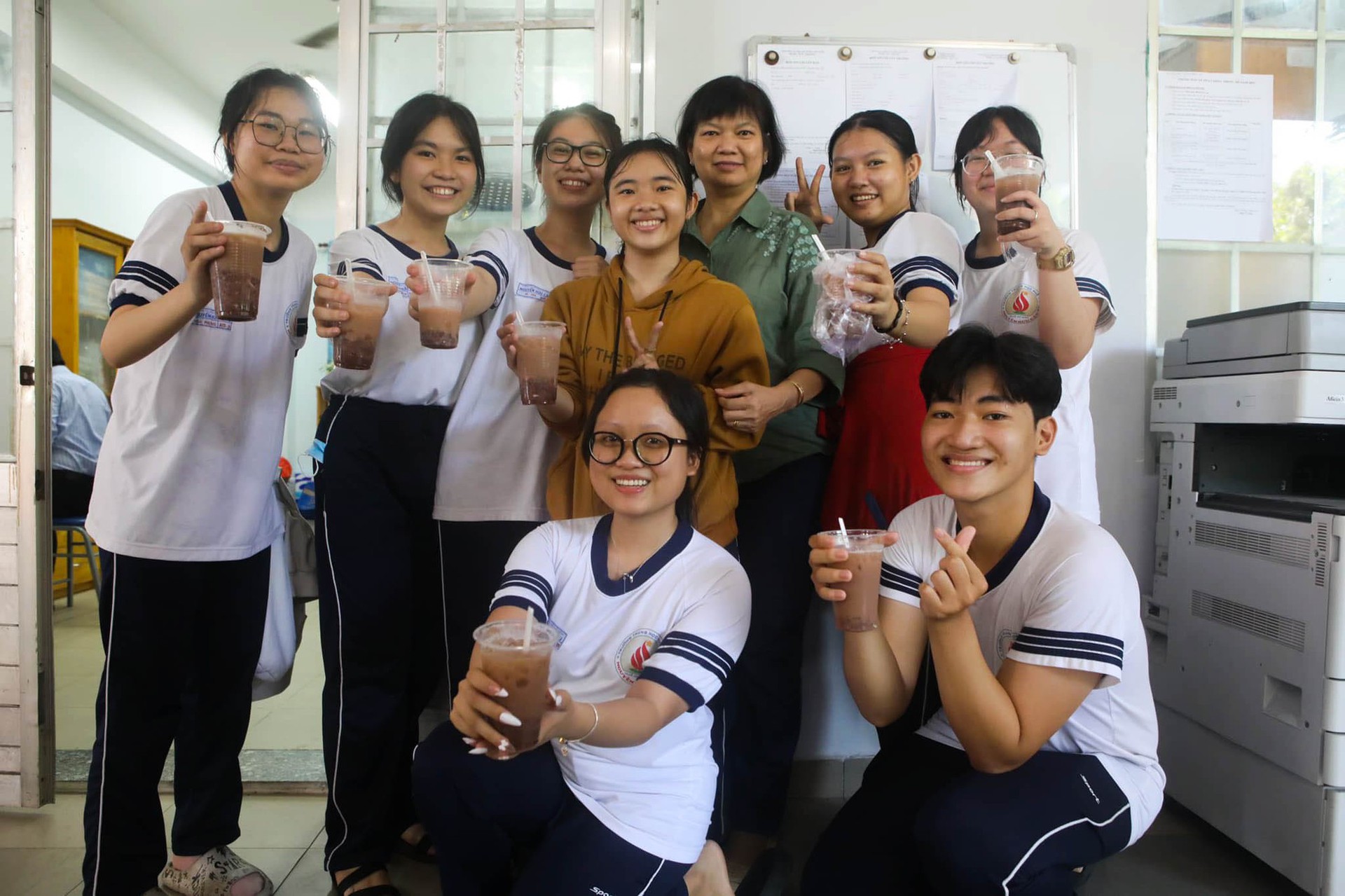 Thầy c&ocirc; nấu ch&egrave; may mắn cho học sinh trước kỳ thi THPT - Ảnh 7.
