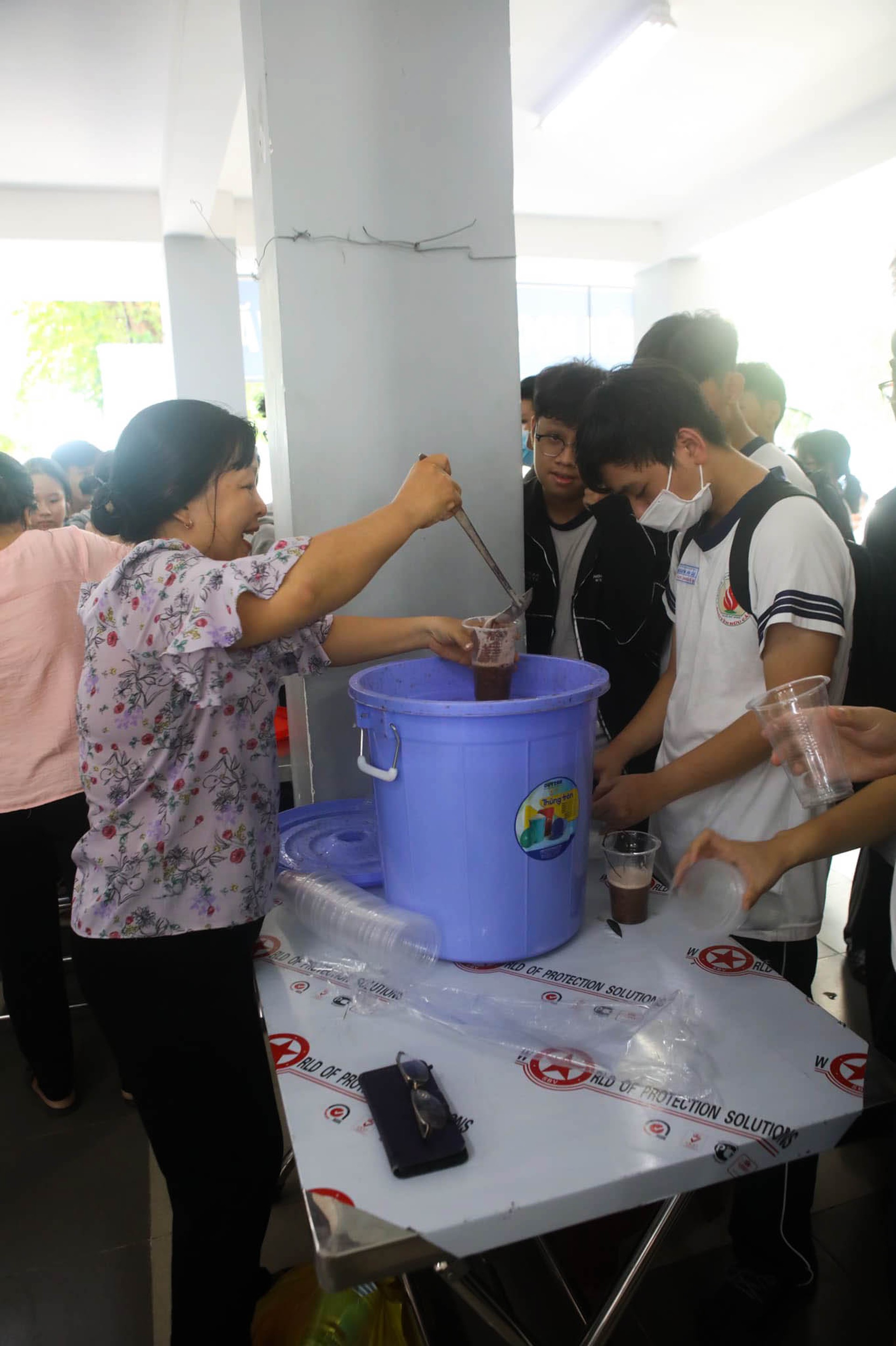 Thầy c&ocirc; nấu ch&egrave; may mắn cho học sinh trước kỳ thi THPT - Ảnh 4.