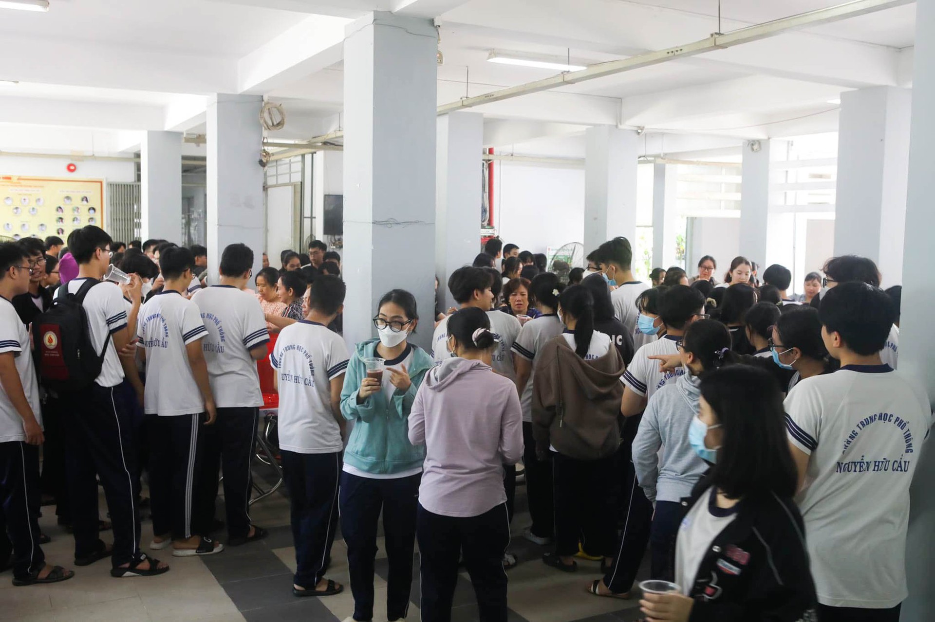 Thầy c&ocirc; nấu ch&egrave; may mắn cho học sinh trước kỳ thi THPT - Ảnh 2.