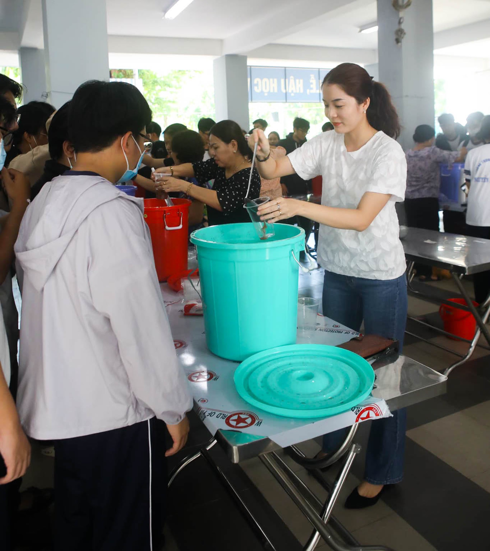 Thầy c&ocirc; nấu ch&egrave; may mắn cho học sinh trước kỳ thi THPT - Ảnh 5.