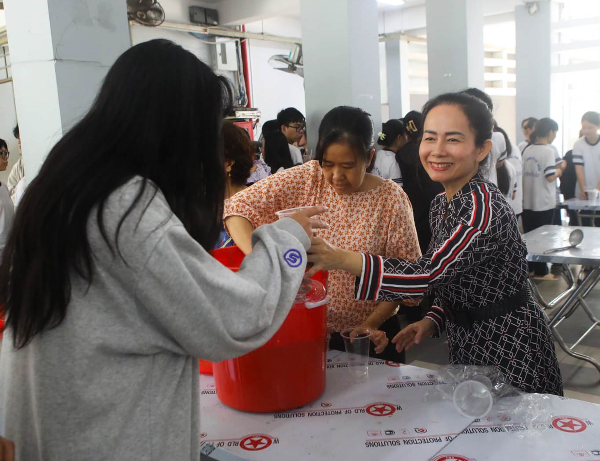 Thầy c&ocirc; nấu ch&egrave; may mắn cho học sinh trước kỳ thi THPT - Ảnh 1.