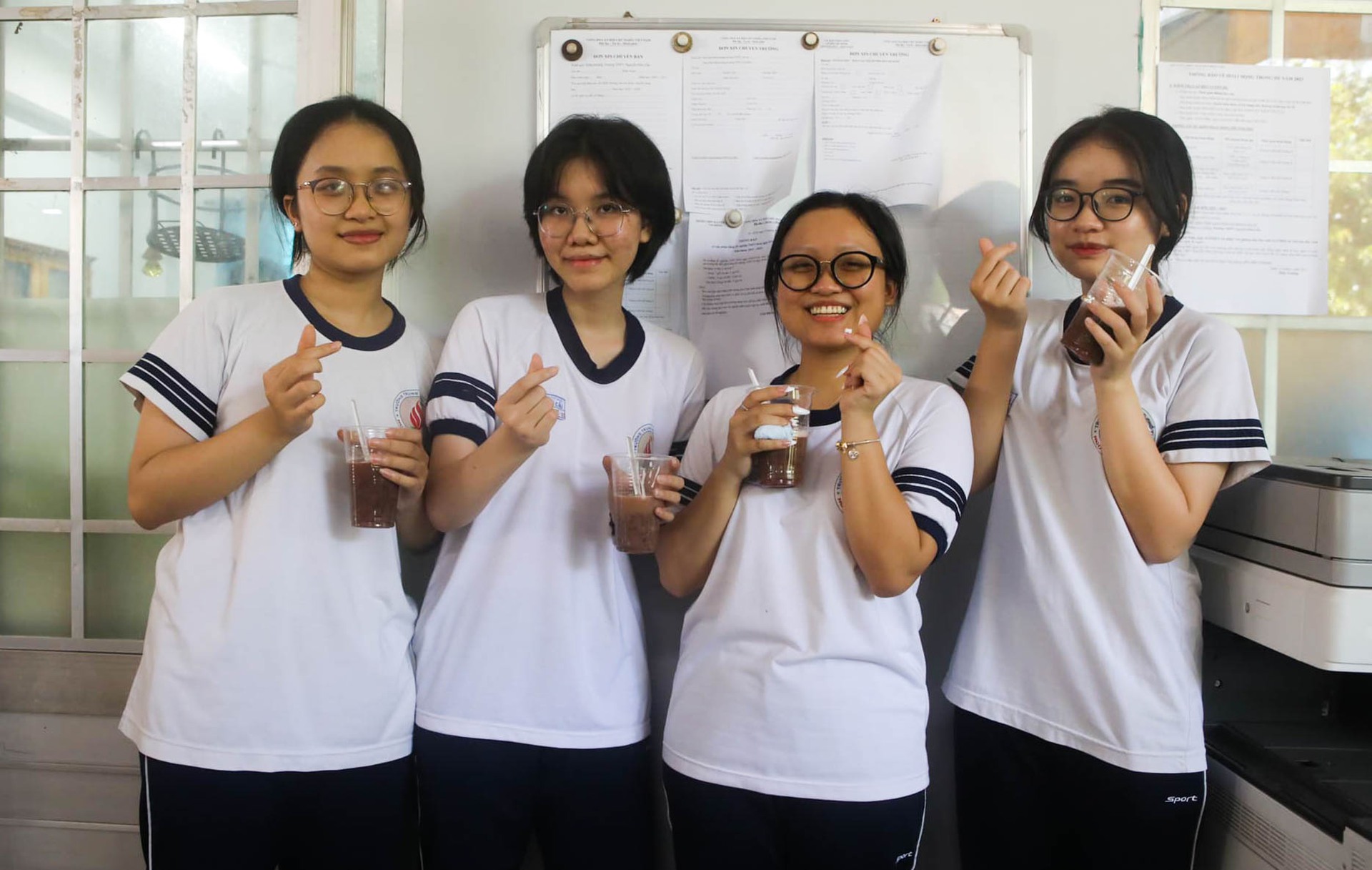 Thầy c&ocirc; nấu ch&egrave; may mắn cho học sinh trước kỳ thi THPT - Ảnh 8.