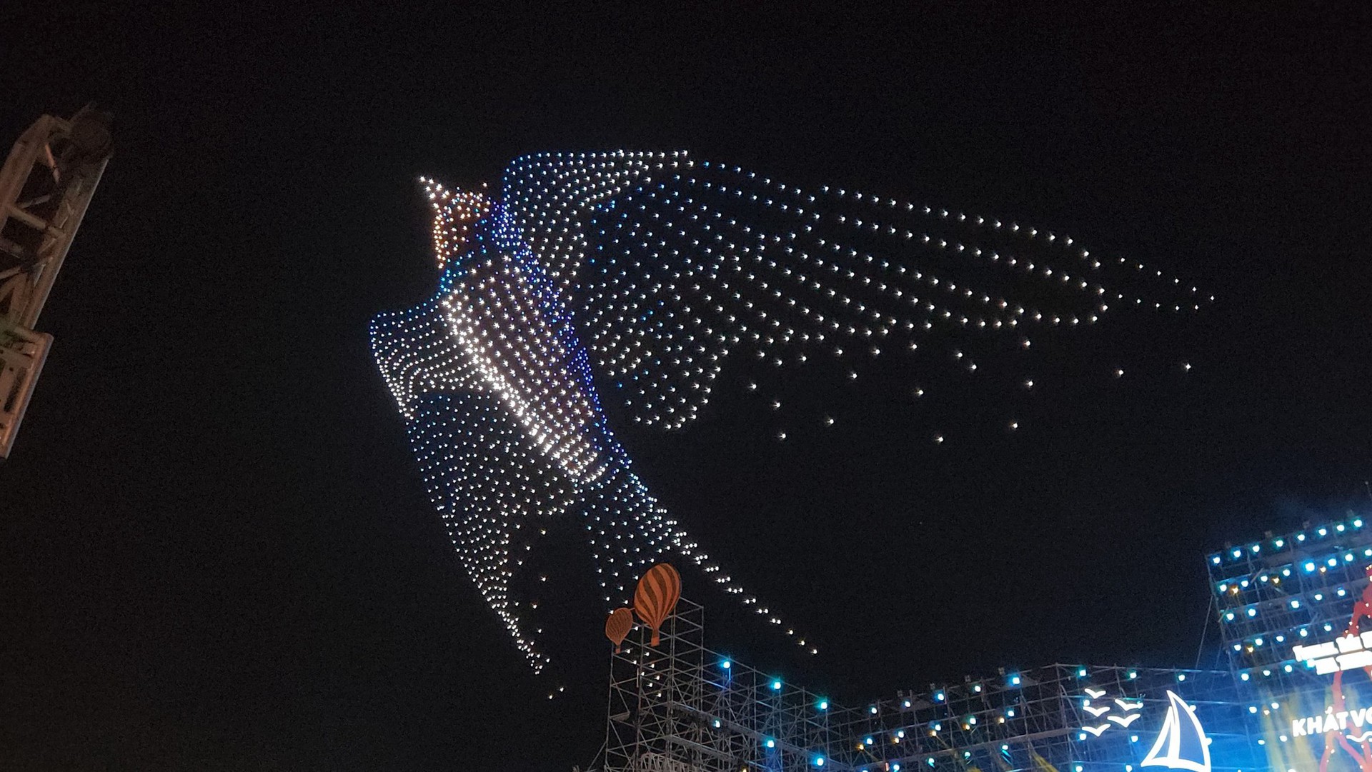 CLIP: Tr&igrave;nh diễn &aacute;nh s&aacute;ng khai mạc Festival biển Nha Trang - Kh&aacute;nh H&ograve;a