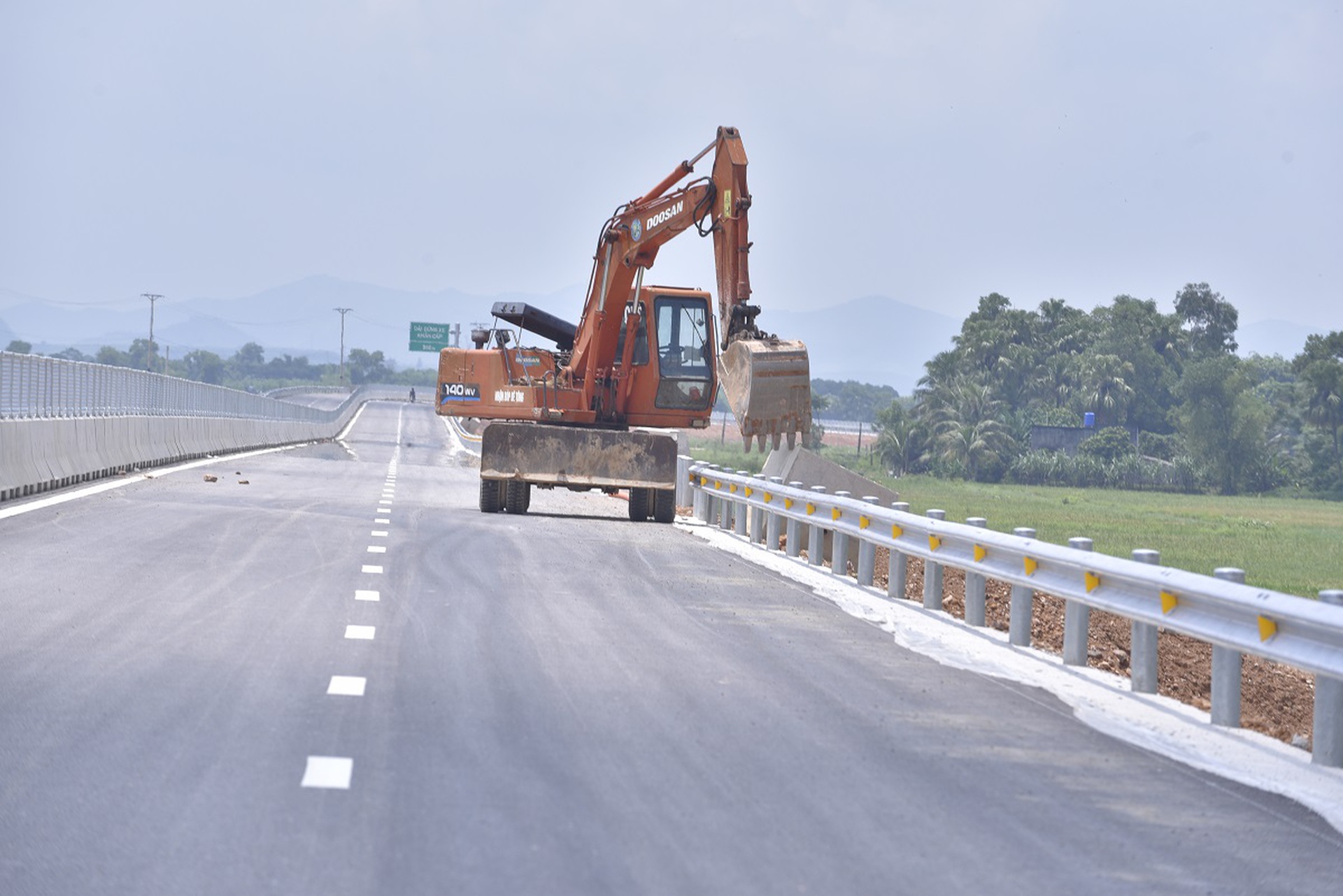 Ngổn ngang cao tốc Quốc lộ 45 - Nghi Sơn trước ng&agrave;y th&ocirc;ng xe - Ảnh 5.