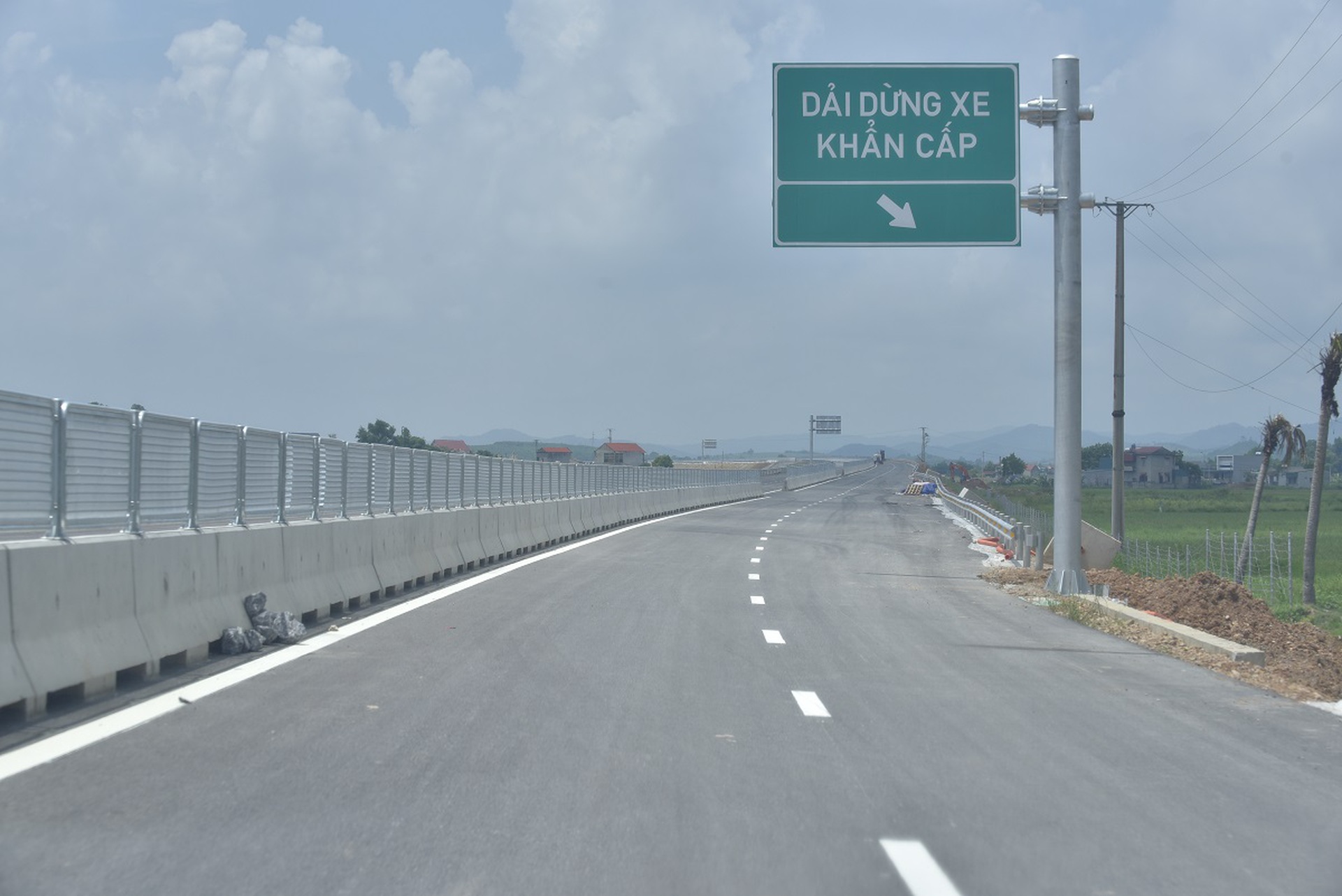 Ngổn ngang cao tốc Quốc lộ 45 - Nghi Sơn trước ng&agrave;y th&ocirc;ng xe - Ảnh 1.