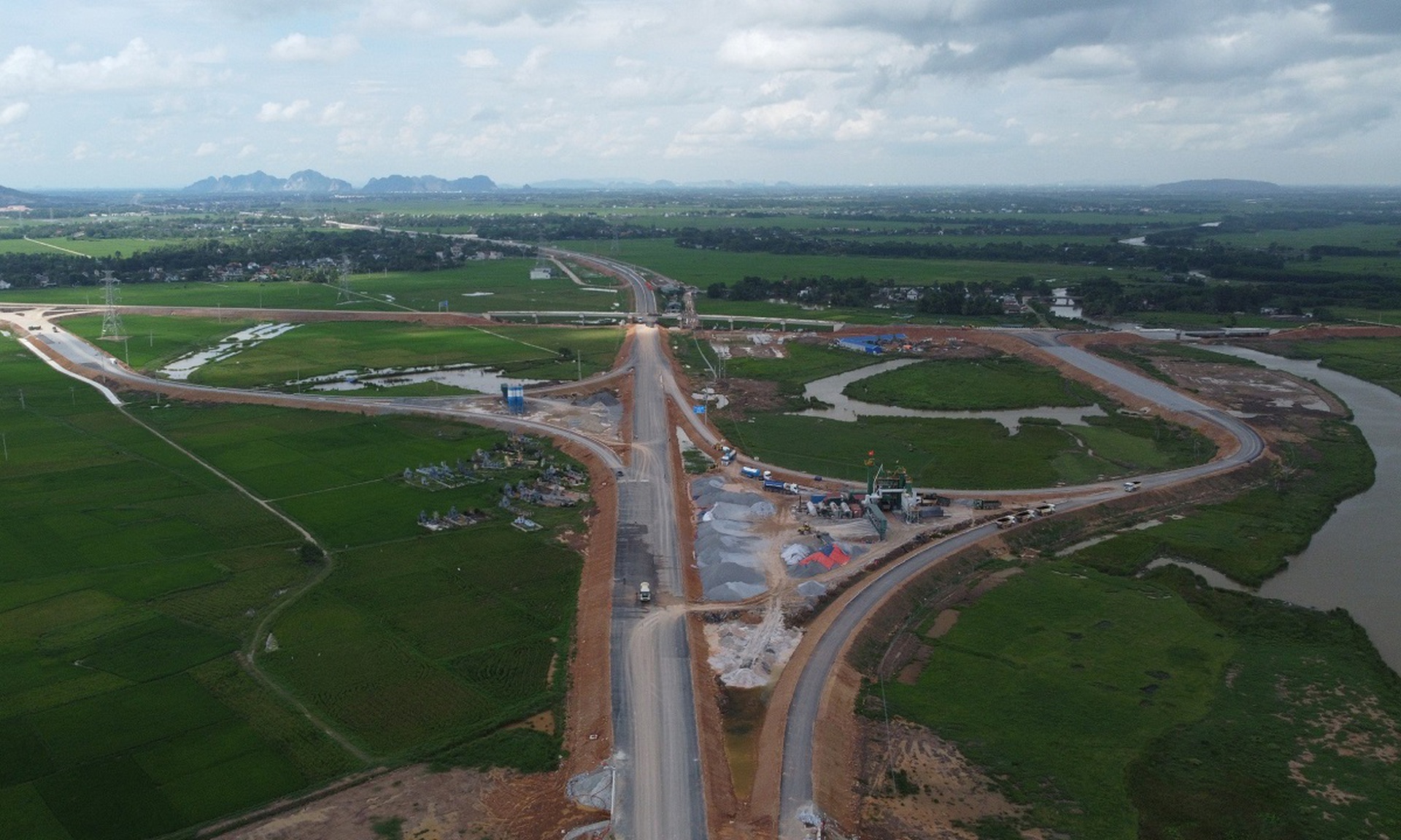 Ngổn ngang cao tốc Quốc lộ 45 - Nghi Sơn trước ng&agrave;y th&ocirc;ng xe - Ảnh 10.