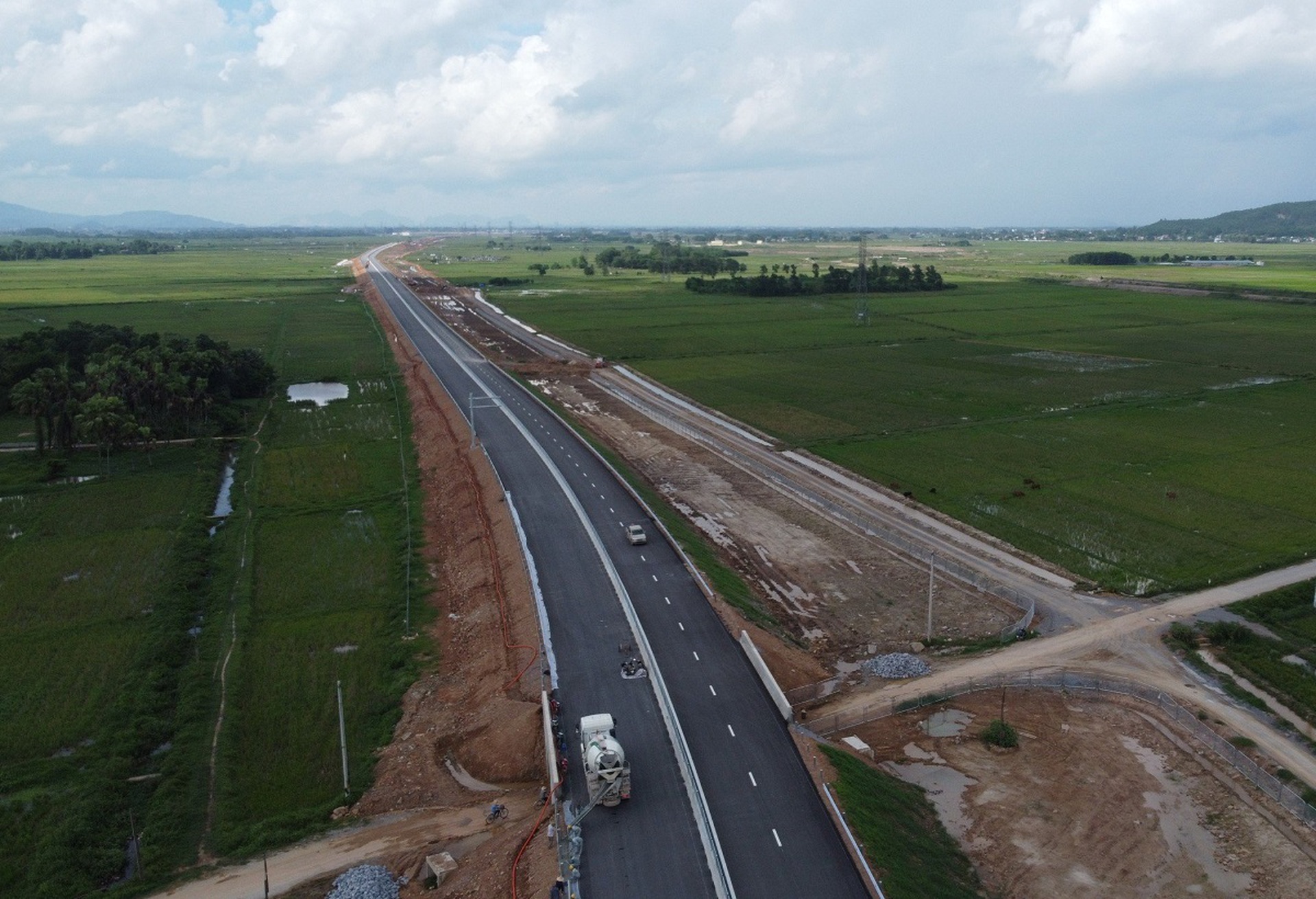 Ngổn ngang cao tốc Quốc lộ 45 - Nghi Sơn trước ng&agrave;y th&ocirc;ng xe - Ảnh 12.