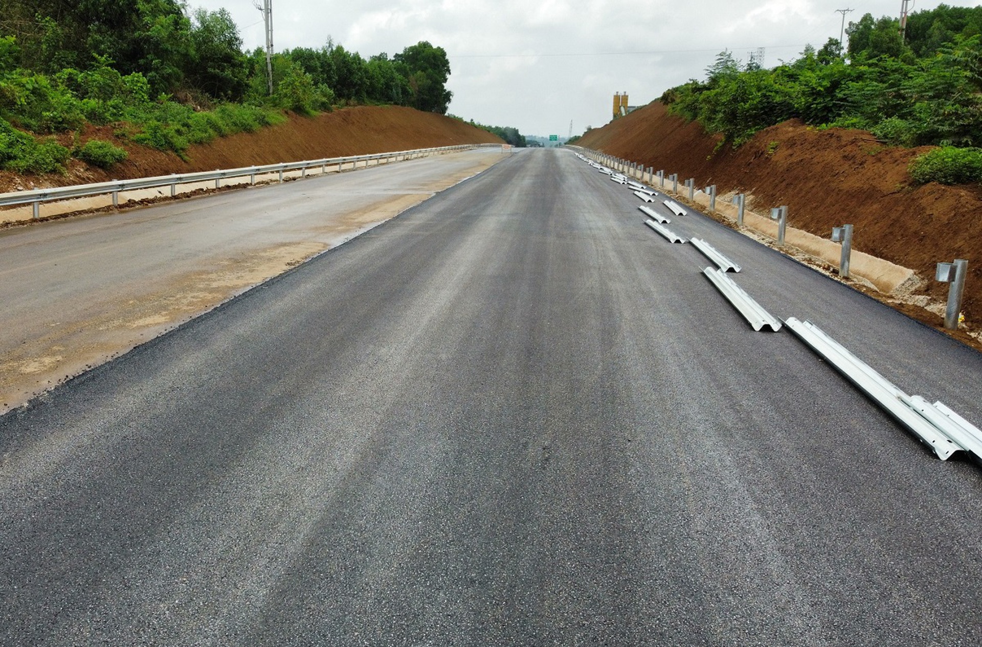 Ngổn ngang cao tốc Quốc lộ 45 - Nghi Sơn trước ng&agrave;y th&ocirc;ng xe - Ảnh 4.