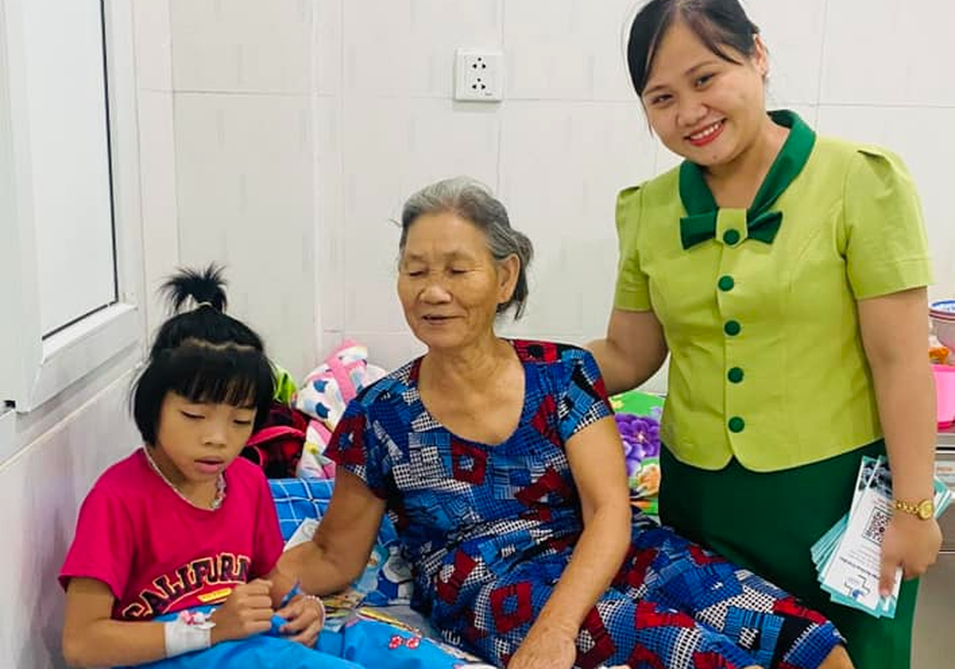 B&eacute; g&aacute;i đi được bằng ch&acirc;n sau 12 năm di chuyển bằng đầu gối- Ảnh 3.