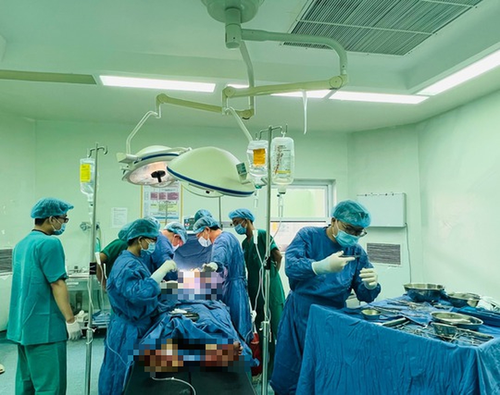 Nam thanh ni&ecirc;n kh&ocirc;ng r&otilde; lai lịch bị ch&eacute;m nhiều nh&aacute;t, m&aacute;u chảy ướt cả người - Ảnh 1.
