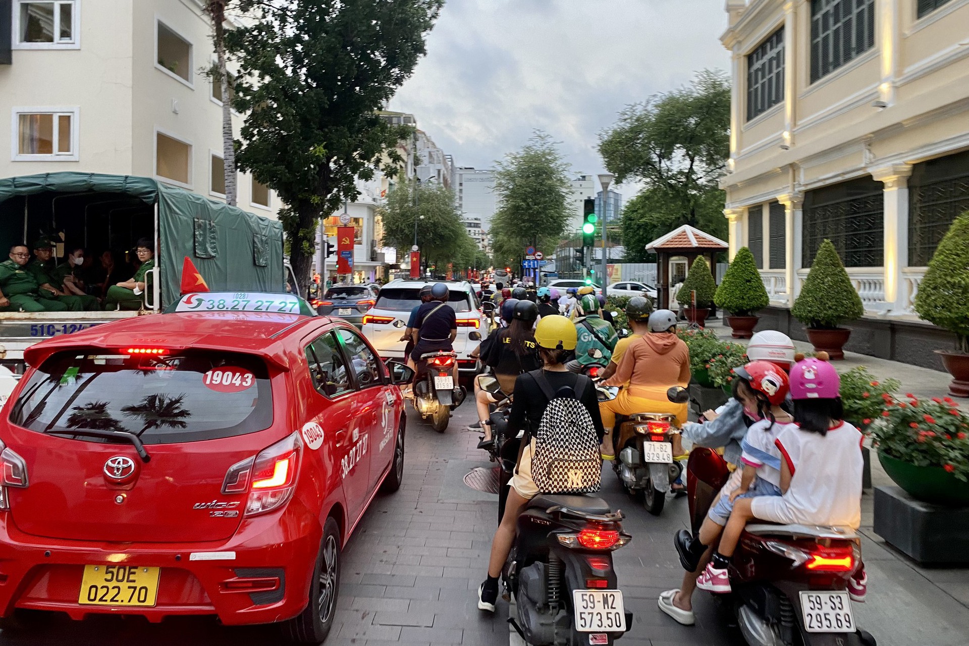 Trung t&acirc;m TP HCM kẹt xe trước giờ bắn ph&aacute;o hoa - Ảnh 6.