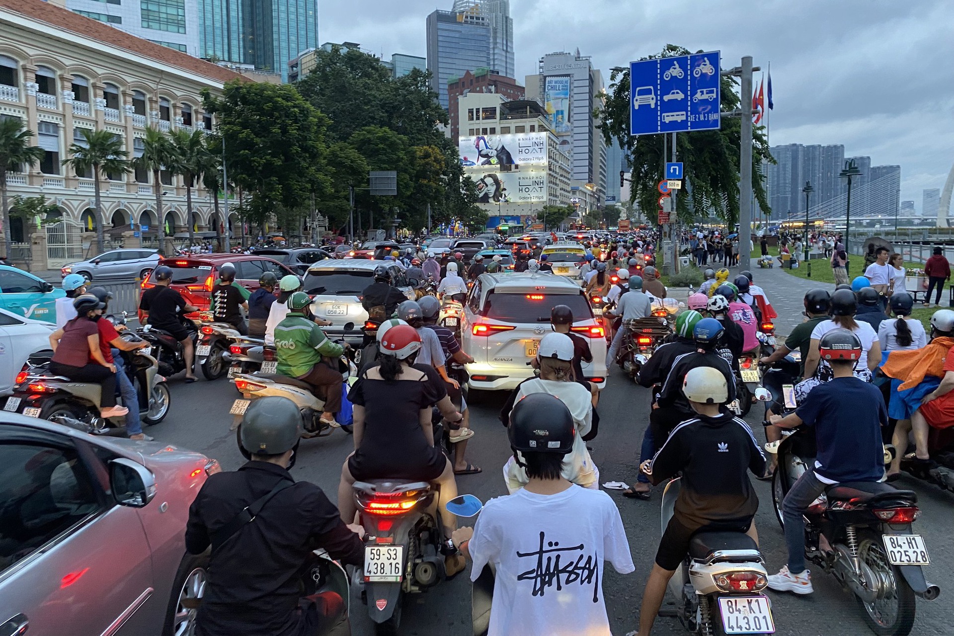 Trung t&acirc;m TP HCM kẹt xe trước giờ bắn ph&aacute;o hoa - Ảnh 1.