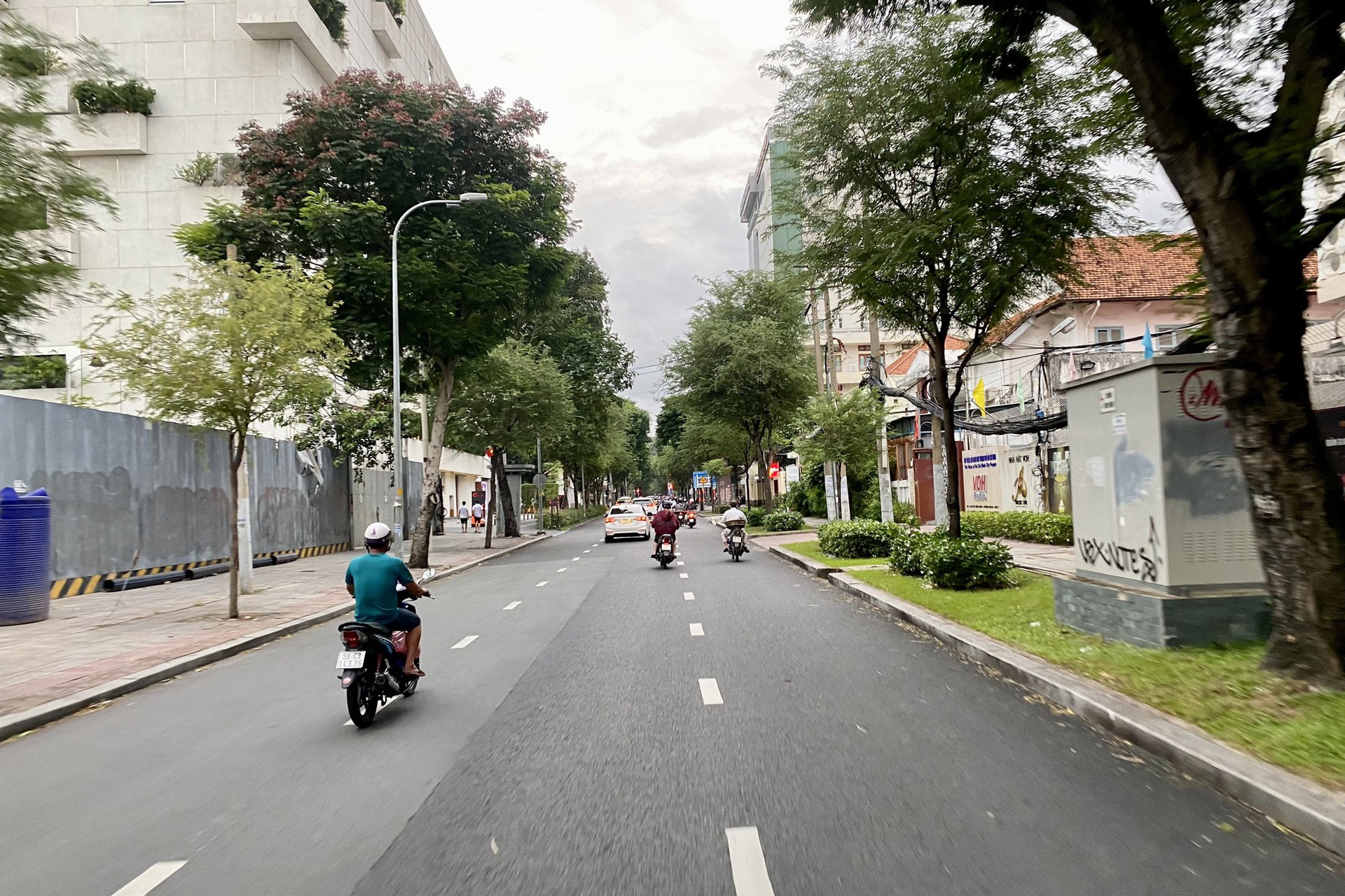 Trung t&acirc;m TP HCM kẹt xe trước giờ bắn ph&aacute;o hoa - Ảnh 9.