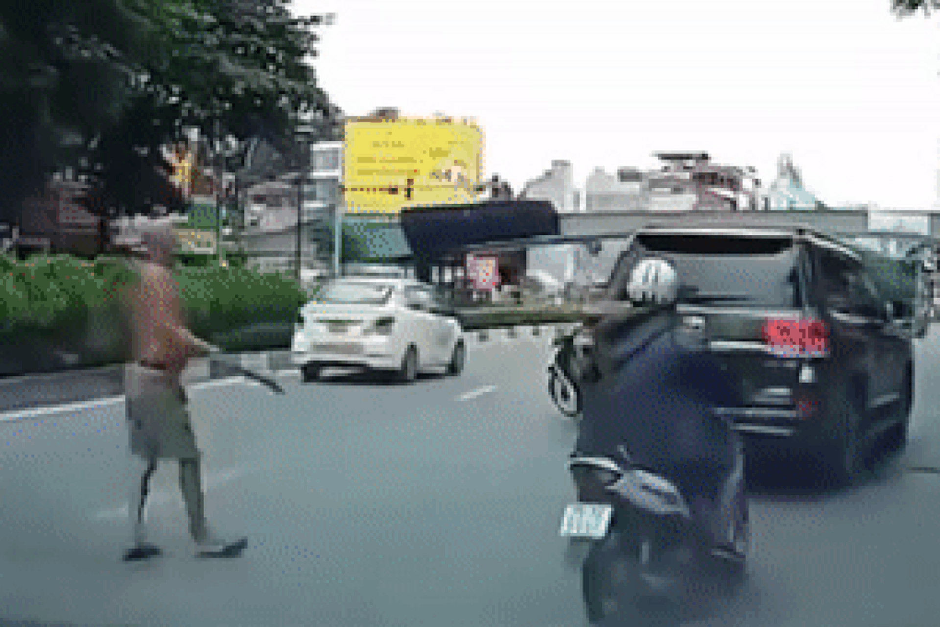 Người đ&agrave;n &ocirc;ng cởi trần chặn đường, phi dao v&agrave;o xế hộp Land Cruiser l&agrave; ai? - Ảnh 1.
