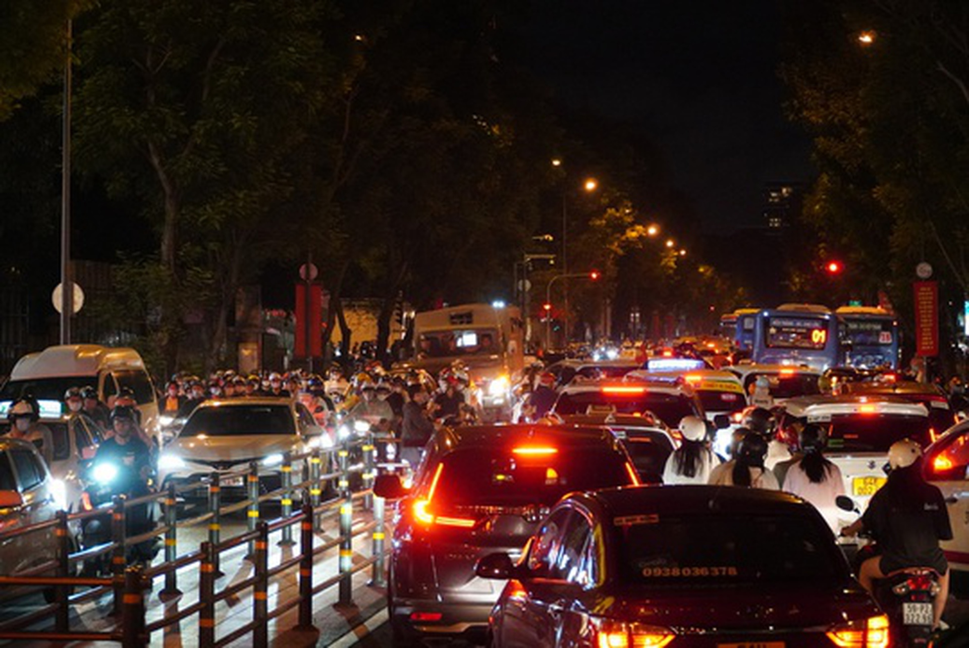 Trung t&acirc;m TP HCM kẹt xe trước giờ bắn ph&aacute;o hoa - Ảnh 13.